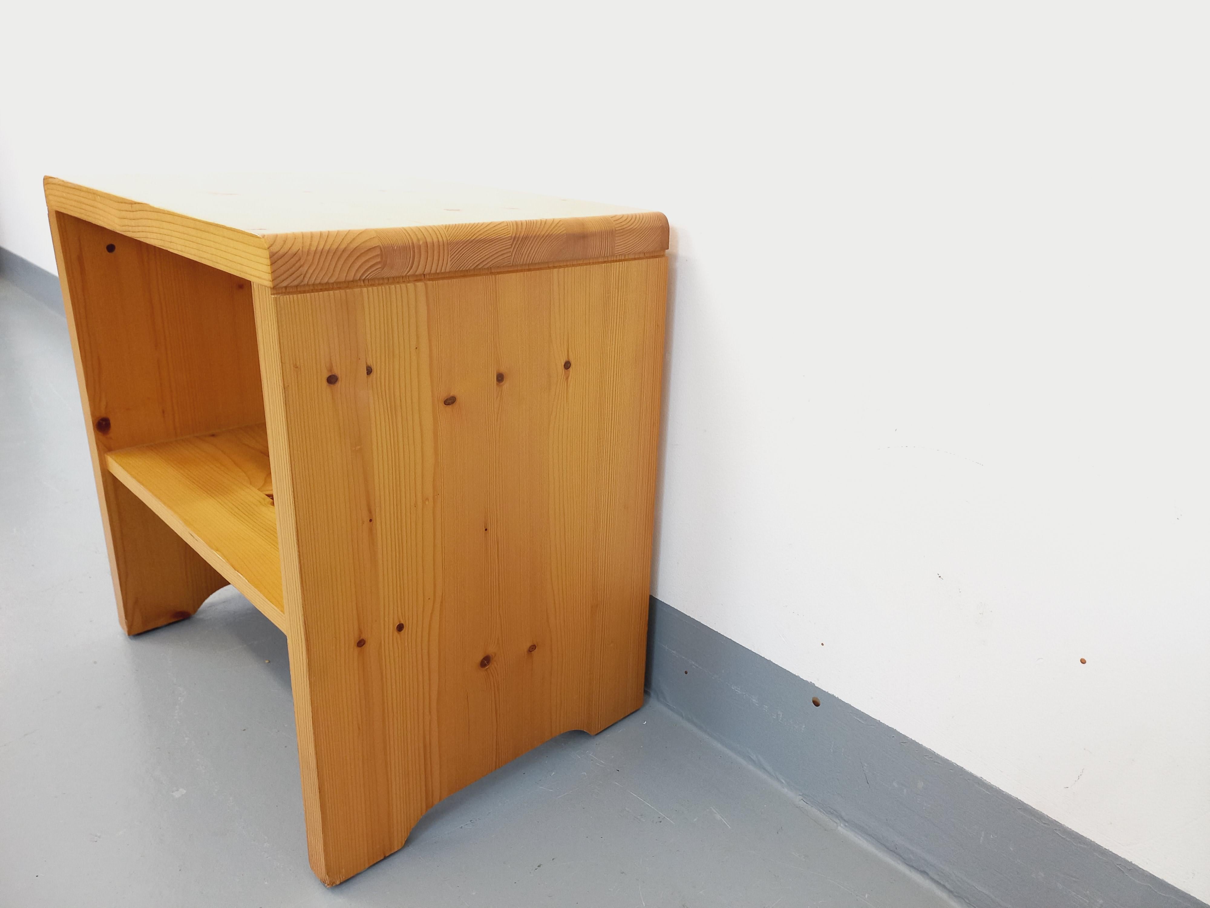 Chevet Charlotte Perriand Les Arcs vintage en pin des années 60 70 In Good Condition In BESANÇON, FR