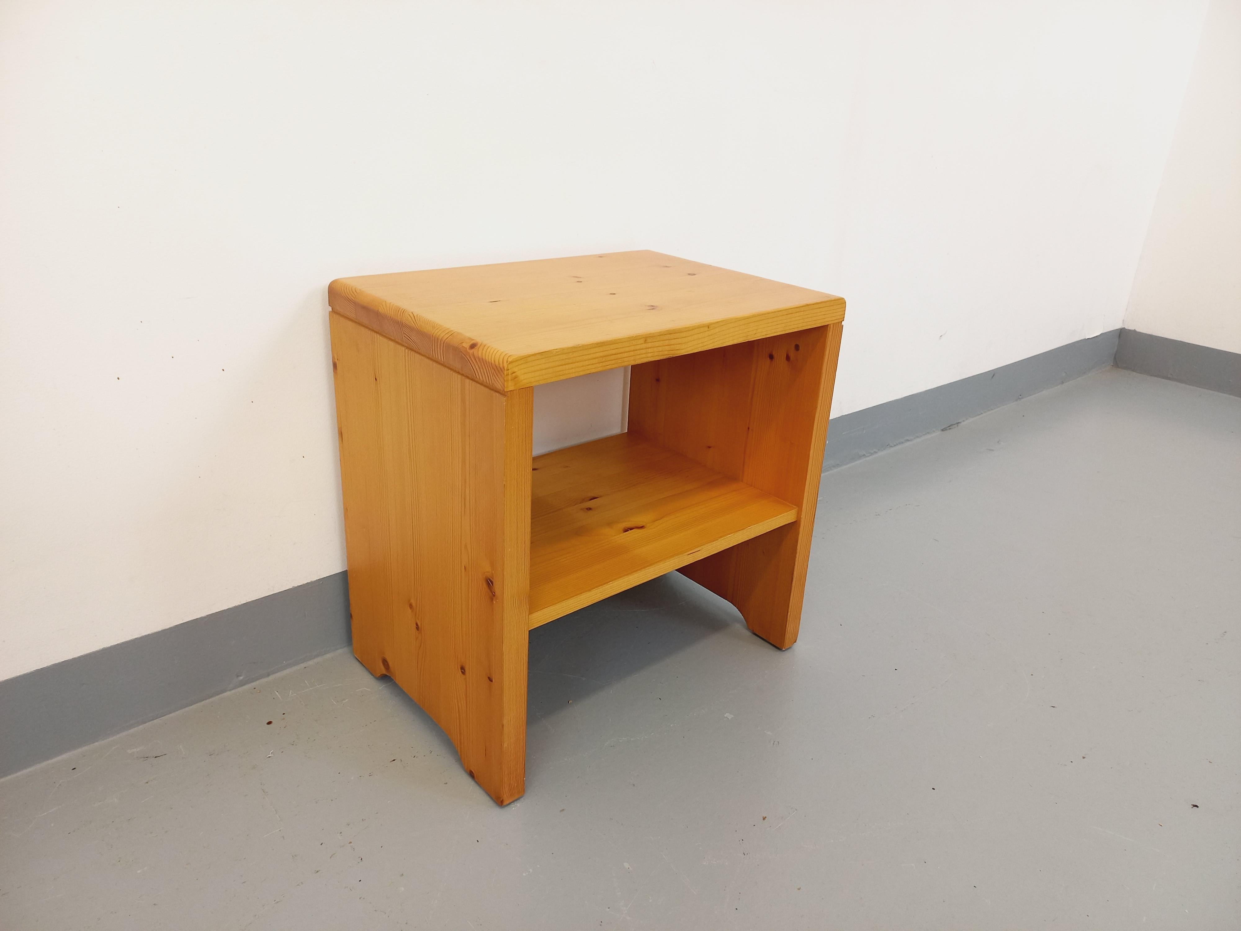 Pine Chevet Charlotte Perriand Les Arcs vintage en pin des années 60 70