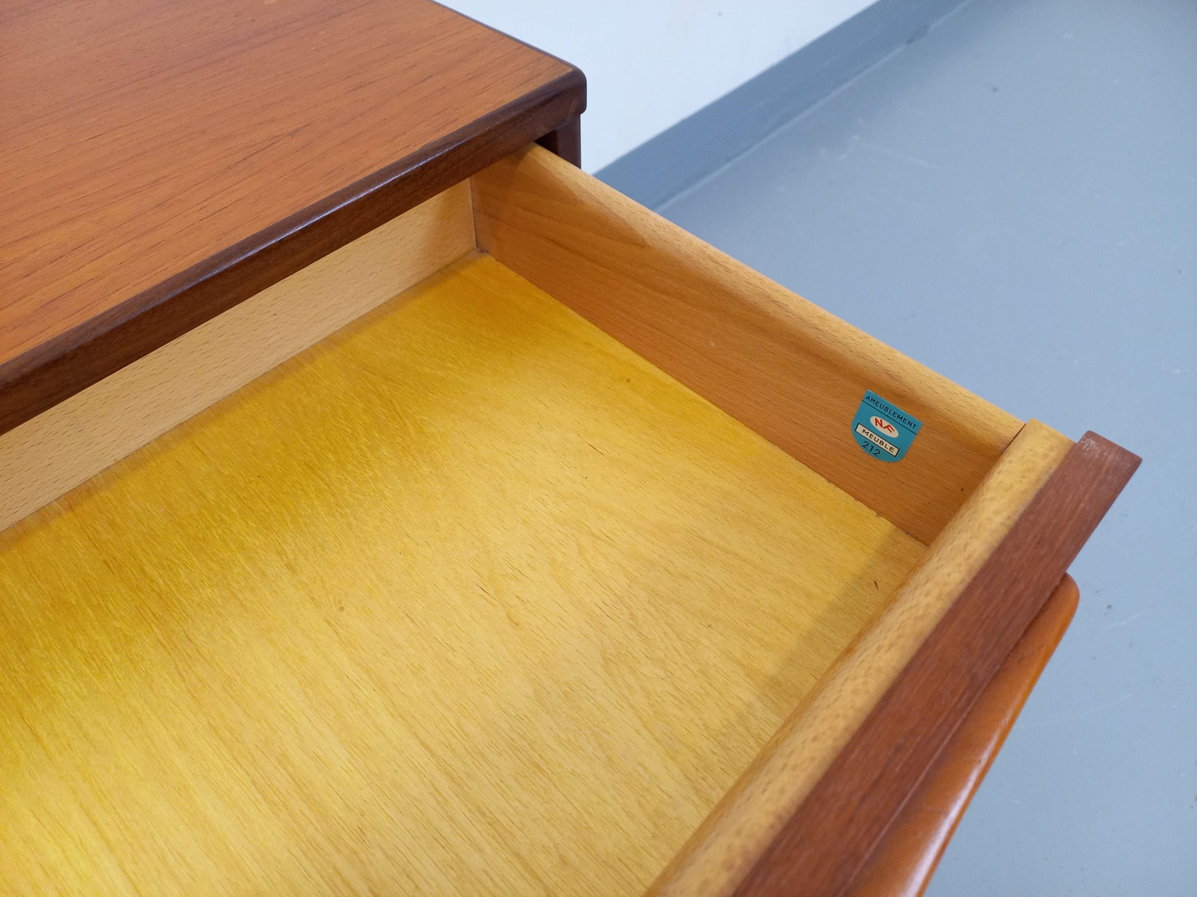 Chevet scandinave vintage des années 60, en teck, attribué à Carlström & Co pour Möbelfabrik, belles finitions, avec 1 tiroir et une superbe poignée, très bon état général avec quelques signes et marques du temps qui passe.
Ref 250 711
Hauteur : 48