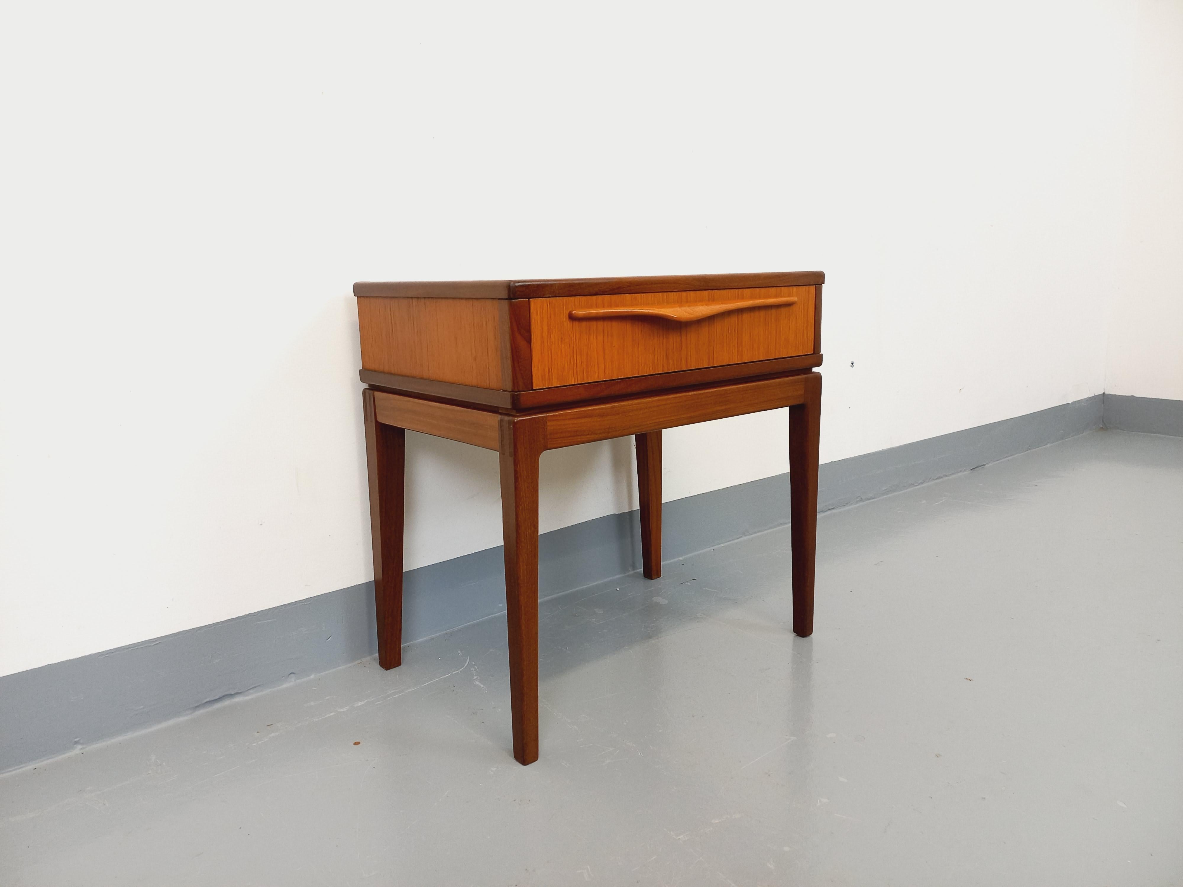 Teck Chevet scandinave vintage en teck des années 60 en vente