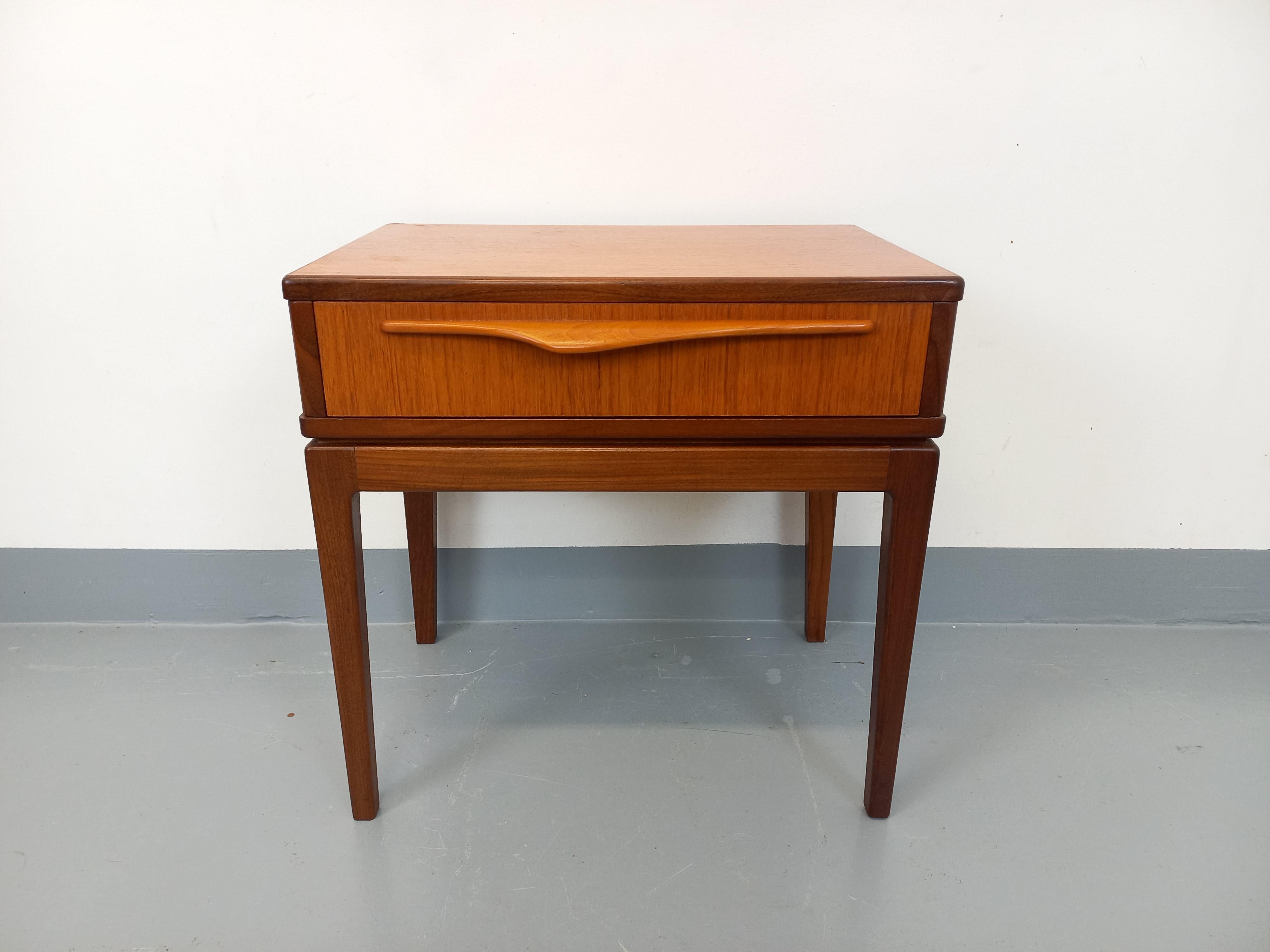 Chevet scandinave vintage en teck des années 60 en vente 2