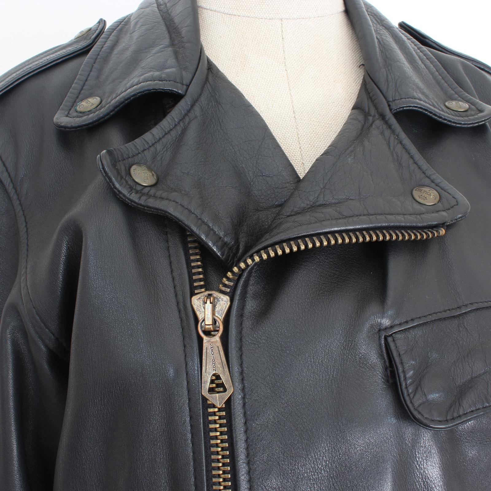 Conçue par Chevignon, cette veste chiodo en cuir véritable offre une combinaison parfaite de style et de fonctionnalité. Son design biker et son look vintage des années 90 sont d'une fraîcheur sans effort, tandis que le style bombardier apporte une