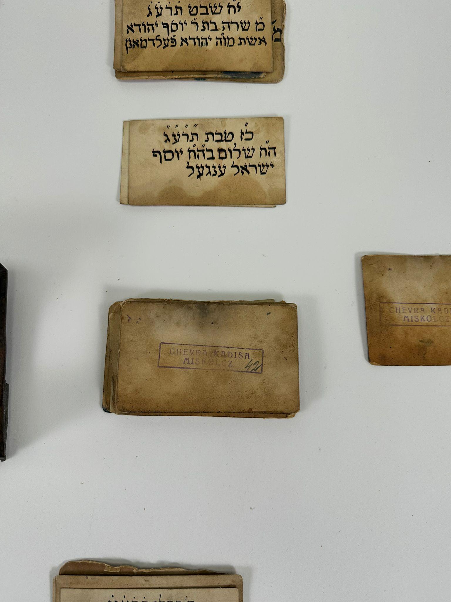 Cartes commémoratives de la Chevra Kadisha dans leur boîte en fer d'origine - Budapest, 1880 en vente 3