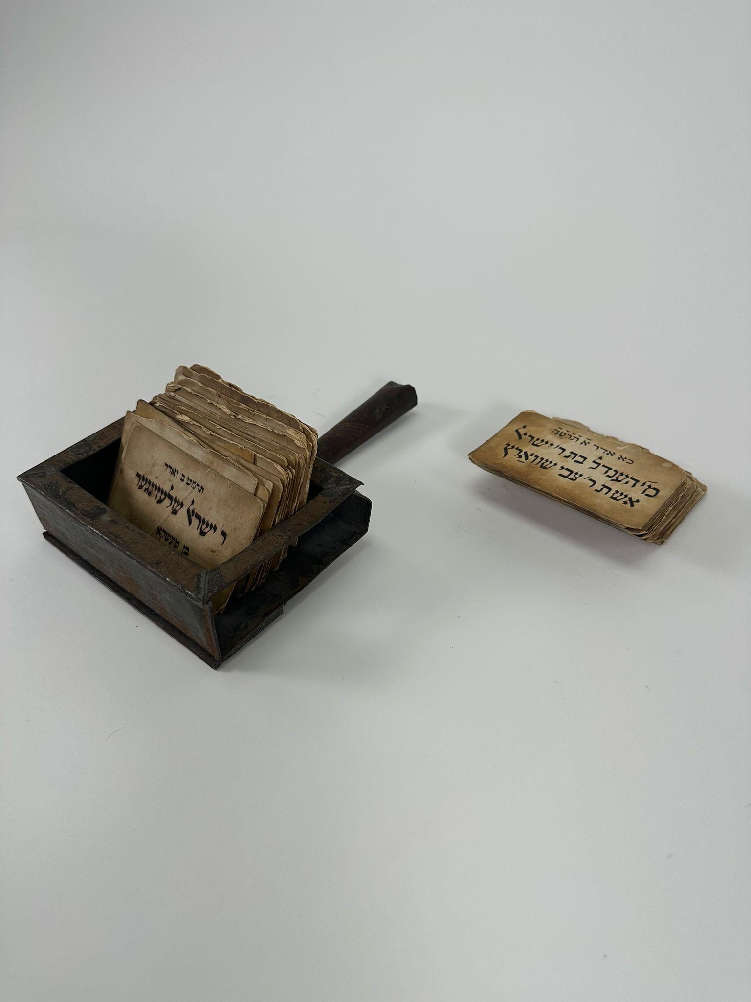 Cartes commémoratives de la Chevra Kadisha dans leur boîte en fer d'origine - Budapest, 1880 en vente 4