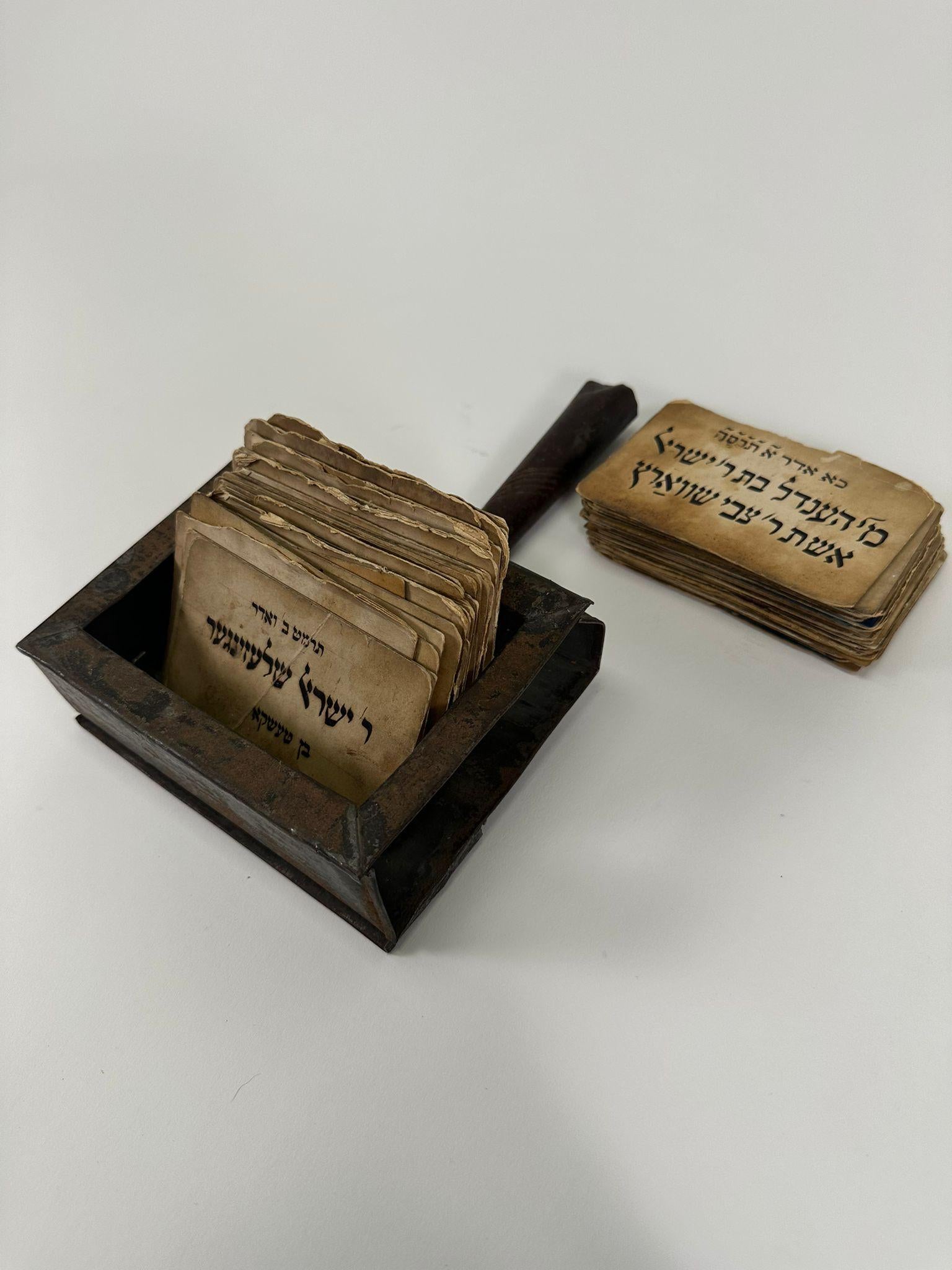 Cartes commémoratives de la Chevra Kadisha dans leur boîte en fer d'origine - Budapest, 1880 en vente 5