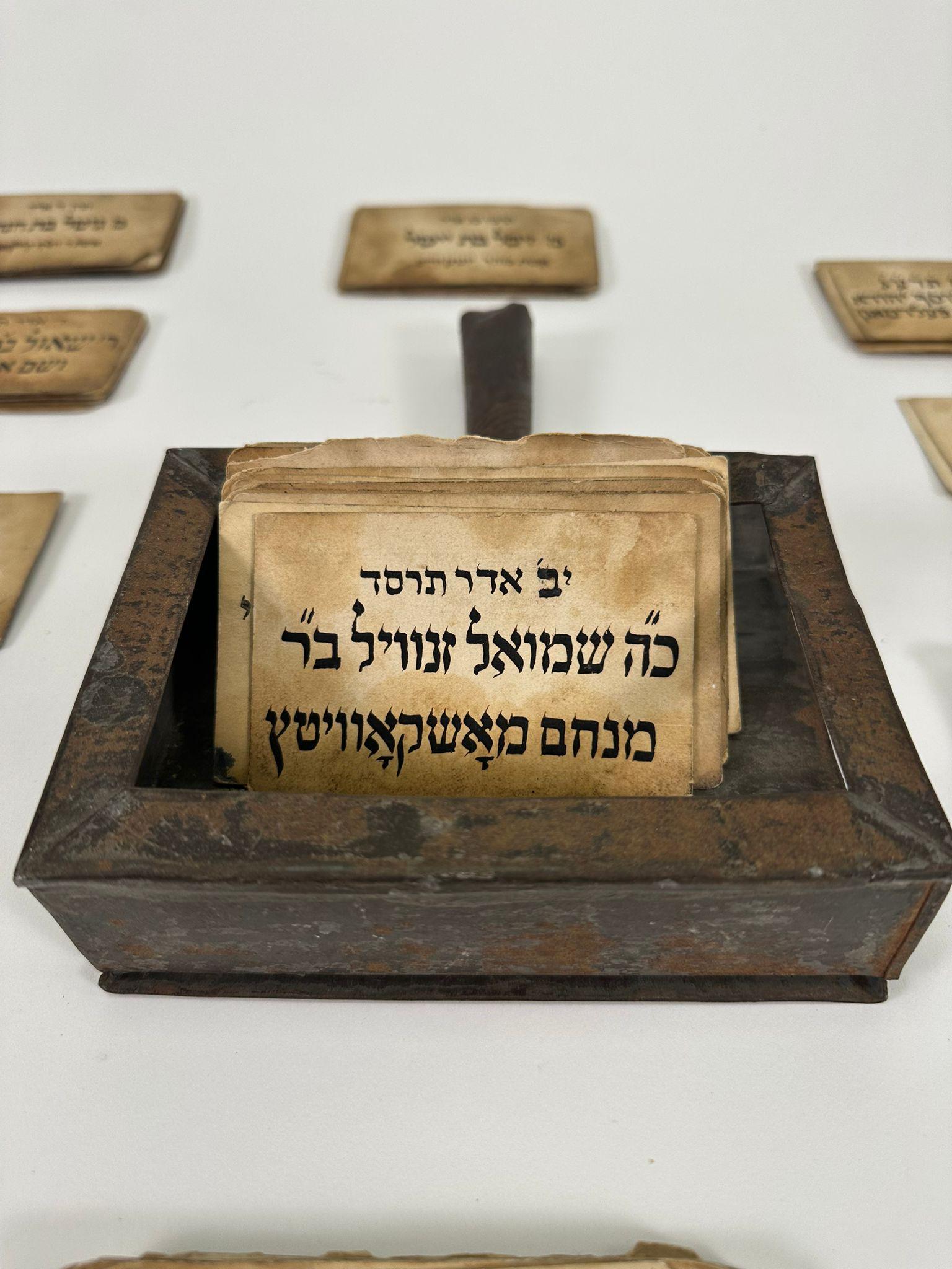 Hongrois Cartes commémoratives de la Chevra Kadisha dans leur boîte en fer d'origine - Budapest, 1880 en vente