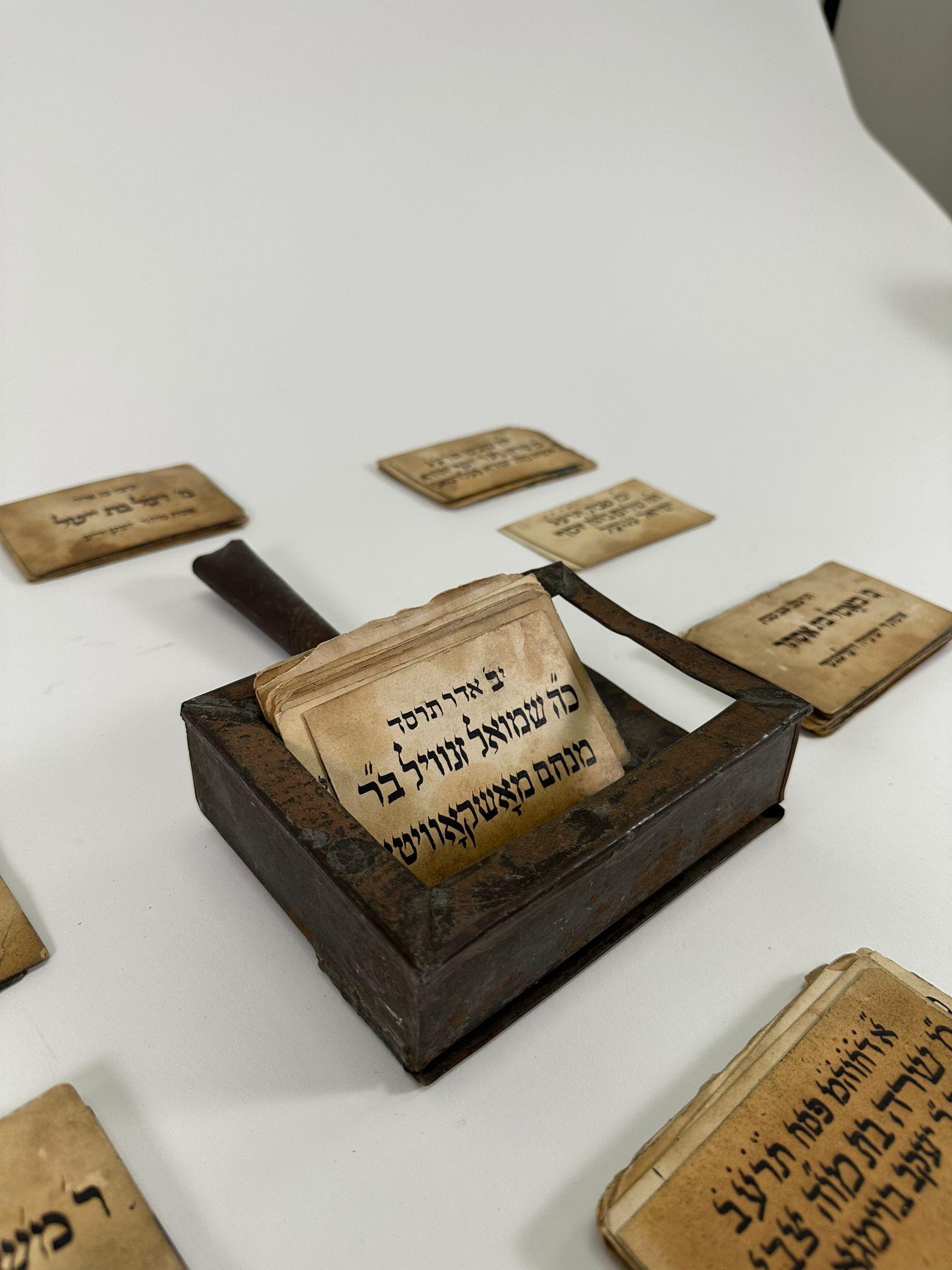 Fait main Cartes commémoratives de la Chevra Kadisha dans leur boîte en fer d'origine - Budapest, 1880 en vente
