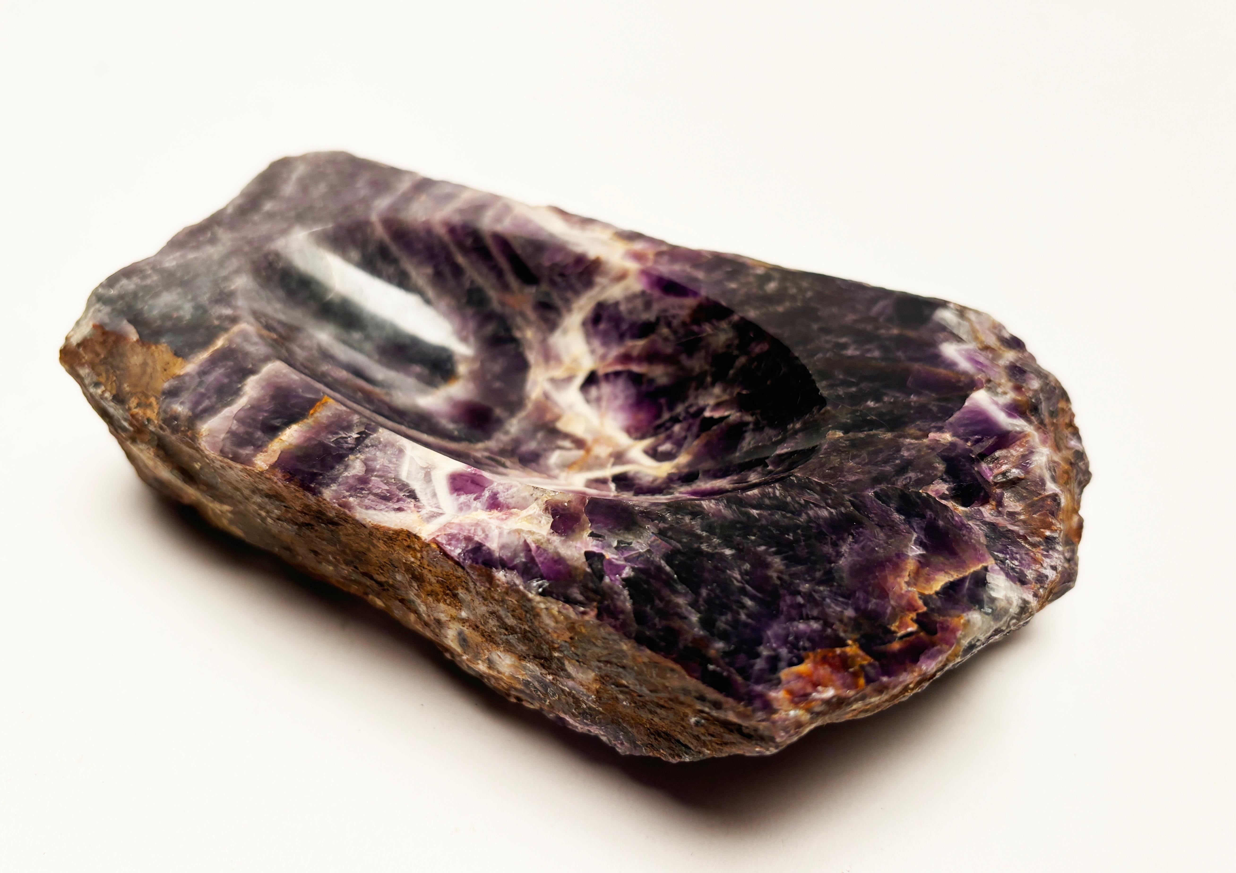 Questa splendida videopoche con motivo chevron in ametista è un riflesso straordinario della capacità di madre natura di creare capolavori artistici in pietra! Con dimensioni pari a 3,75
