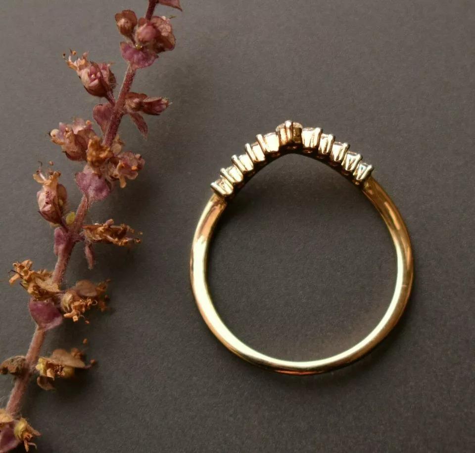 Taglio rotondo Anello a fascia Chevron in oro 14k con corona di diamanti naturali Tiara in vendita