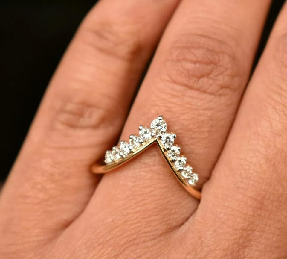 Anello a fascia Chevron in oro 14k con corona di diamanti naturali Tiara In condizioni Nuovo in vendita a Chicago, IL