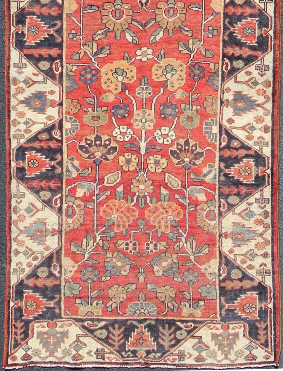 Roter, schwarzer und elfenbeinfarbener persischer Karadjeh-Läufer mit Chevron-Bordüre und geometrischen Blumenmustern, Keivan Woven Arts Teppich Nummer H-407-3, Herkunftsland/Typ: Iran / Karadjeh, um 1950.

Maße: 4'1 x 13'10.

Dieser handgewebte