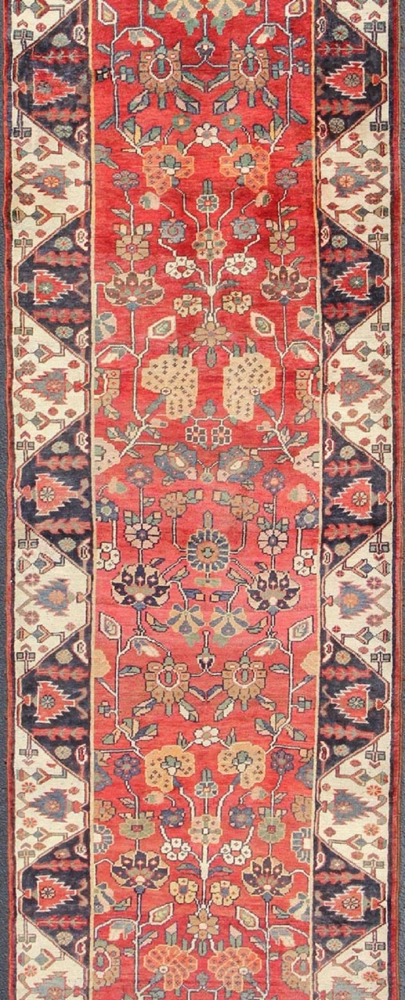 Chevron Border Vintage Persian Läufer  4'1 x 13'10 (Stammeskunst) im Angebot