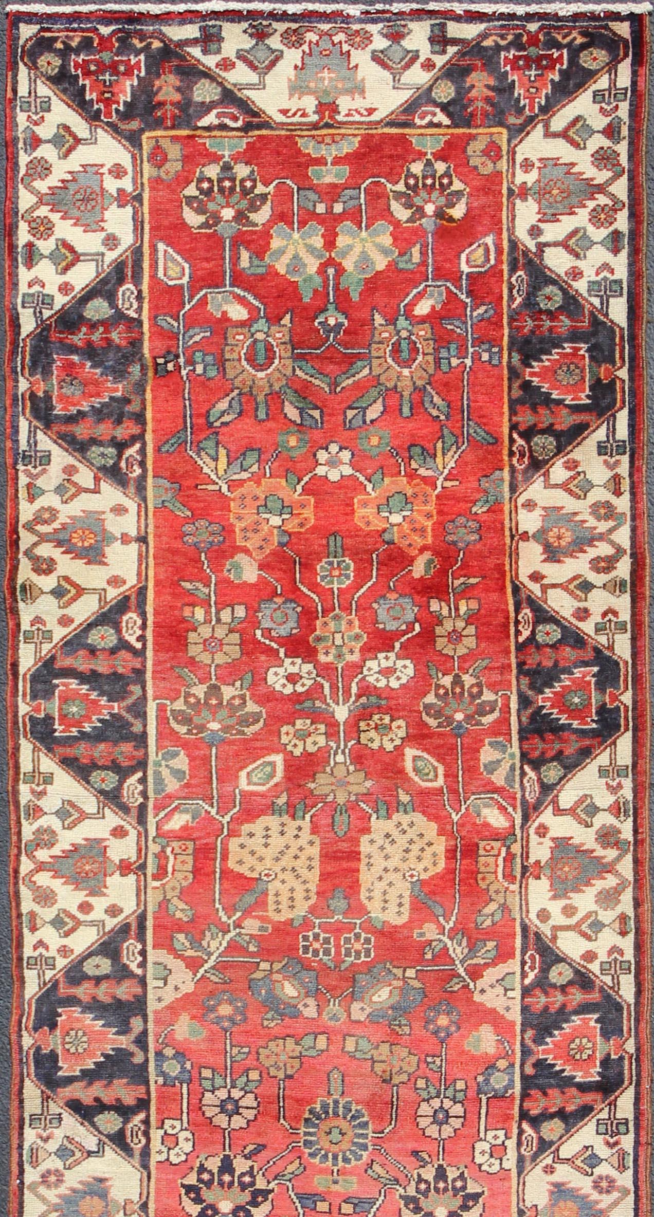 Chevron Border Vintage Persian Läufer  4'1 x 13'10 (Persisch) im Angebot