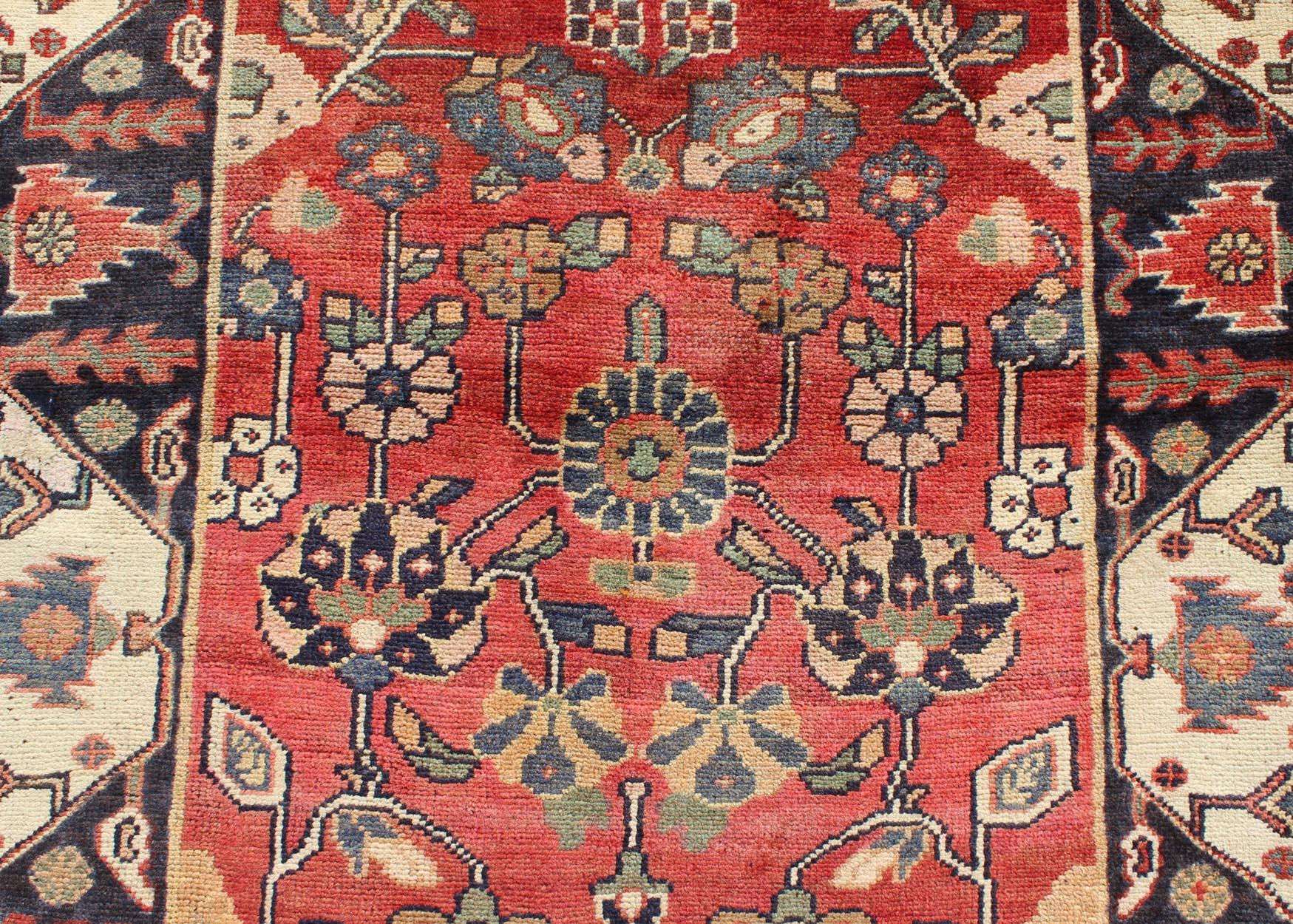 Chevron Border Vintage Persian Läufer  4'1 x 13'10 im Zustand „Hervorragend“ im Angebot in Atlanta, GA