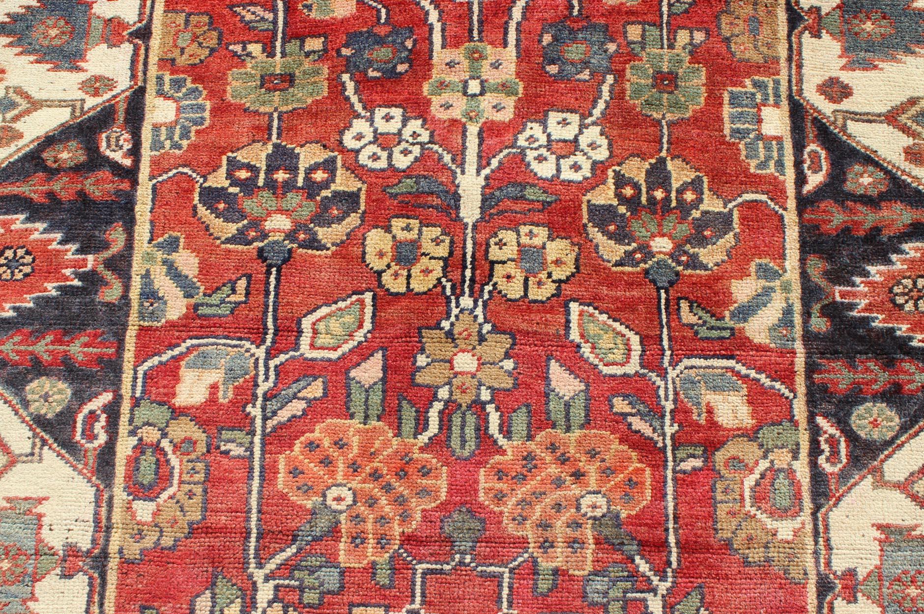 Chevron Border Vintage Persian Läufer  4'1 x 13'10 (Wolle) im Angebot