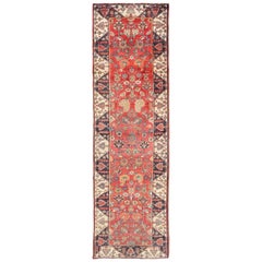 Tapis de couloir persan vintage Karadjeh à bordure à chevrons avec motifs floraux géométriques