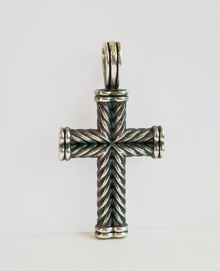 Marchio David Yurman
Collezione Chevron per uomo
Materiale: Argento 925

Dimensioni del ciondolo:
Lunghezza: 39,2 mm
Lunghezza con cauzione: 47 mm
Larghezza: 23,7 mm
Spessore: 3 mm  

Condizione: Nuovo
Viene fornito con l'astuccio di David Yurman