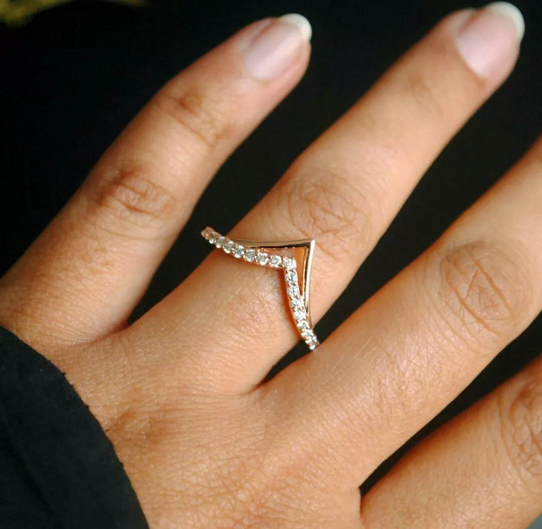 Round Cut Chevron Diamond 14k Gold Stack Ring Double V Band For Sale