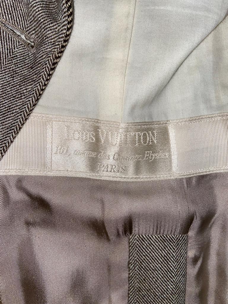 Chevron doppelreihiger Rockanzug mit gerafften Taschen Louis Vuitton  Damen im Angebot