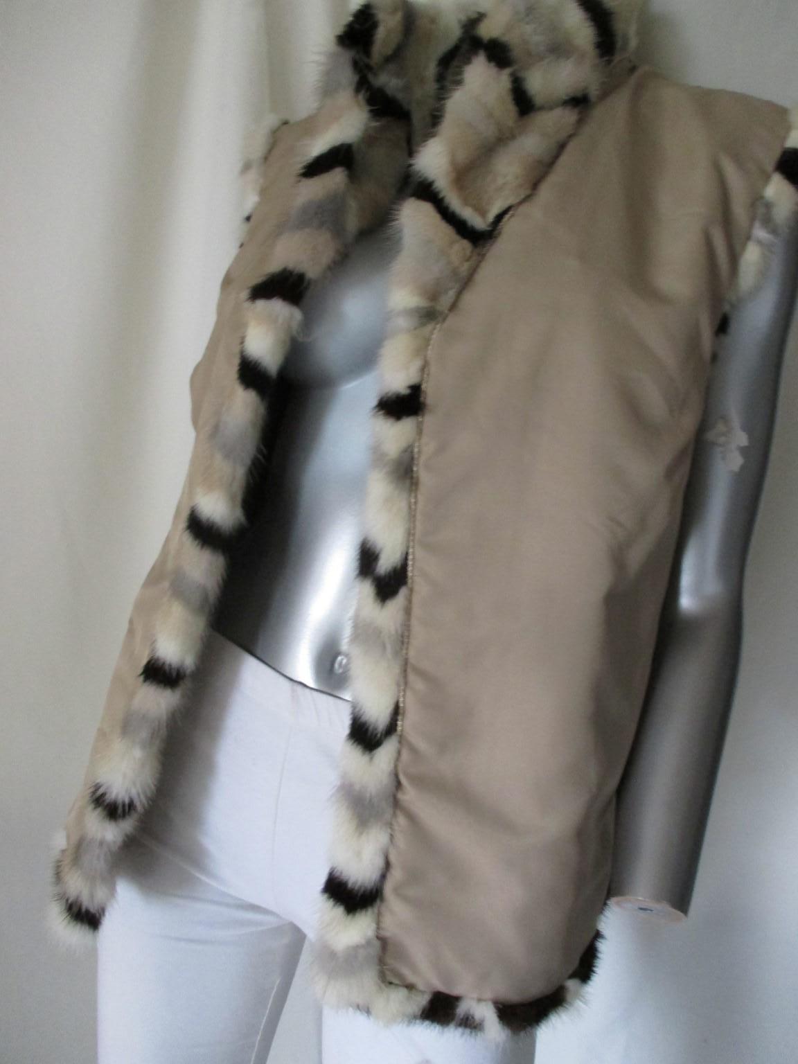 This vintage mink vest has 2 pockets, no closure buttons, can be worn inside out.
Its in good pre-loved condition 
Color: grey, black, brown, creme
Size appears to be medium, please refer to the measurements in the description.

Please note that
