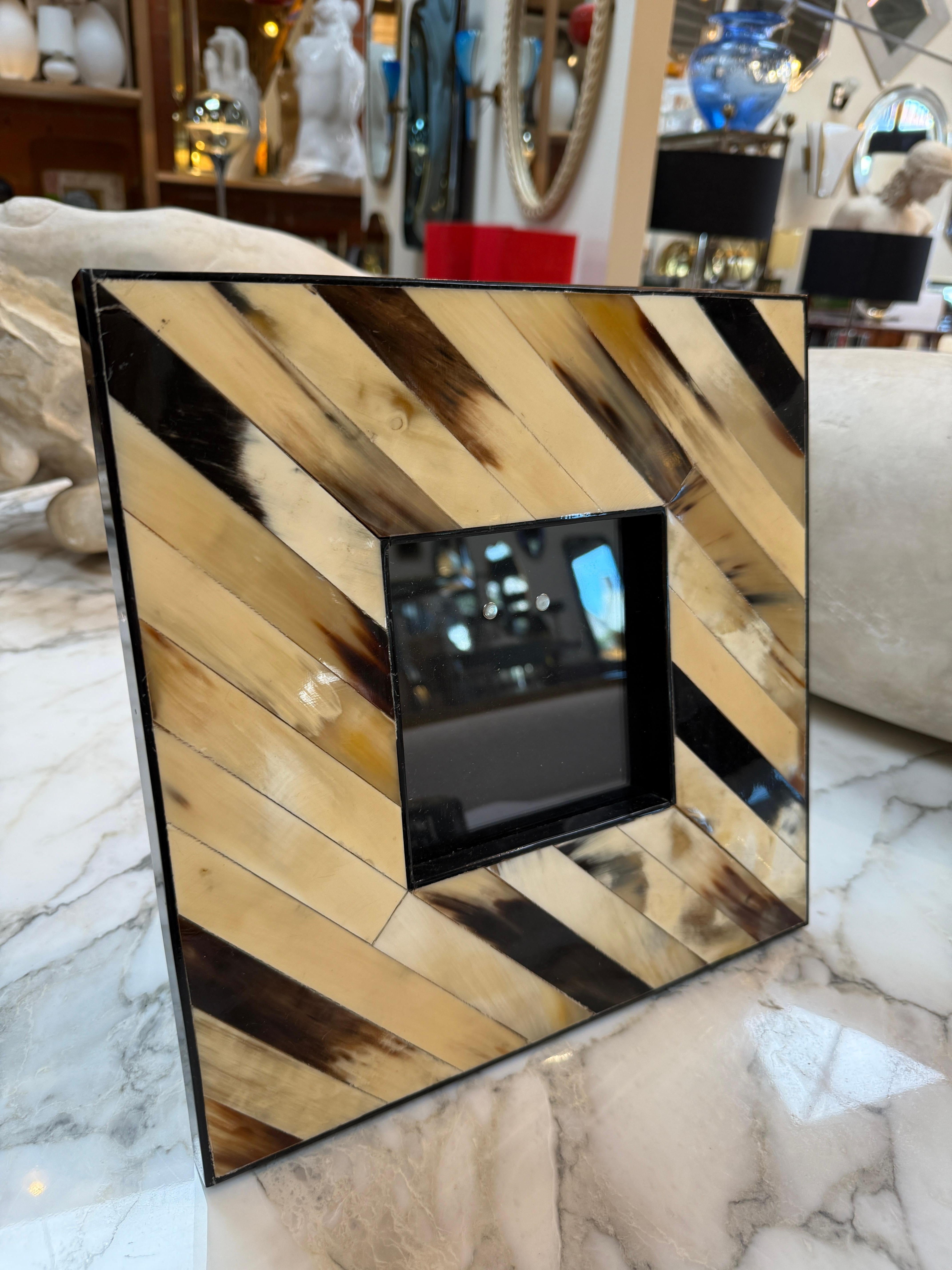 Moderne Cadre photo carré en marqueterie de corne naturelle à motif chevron XL en vente