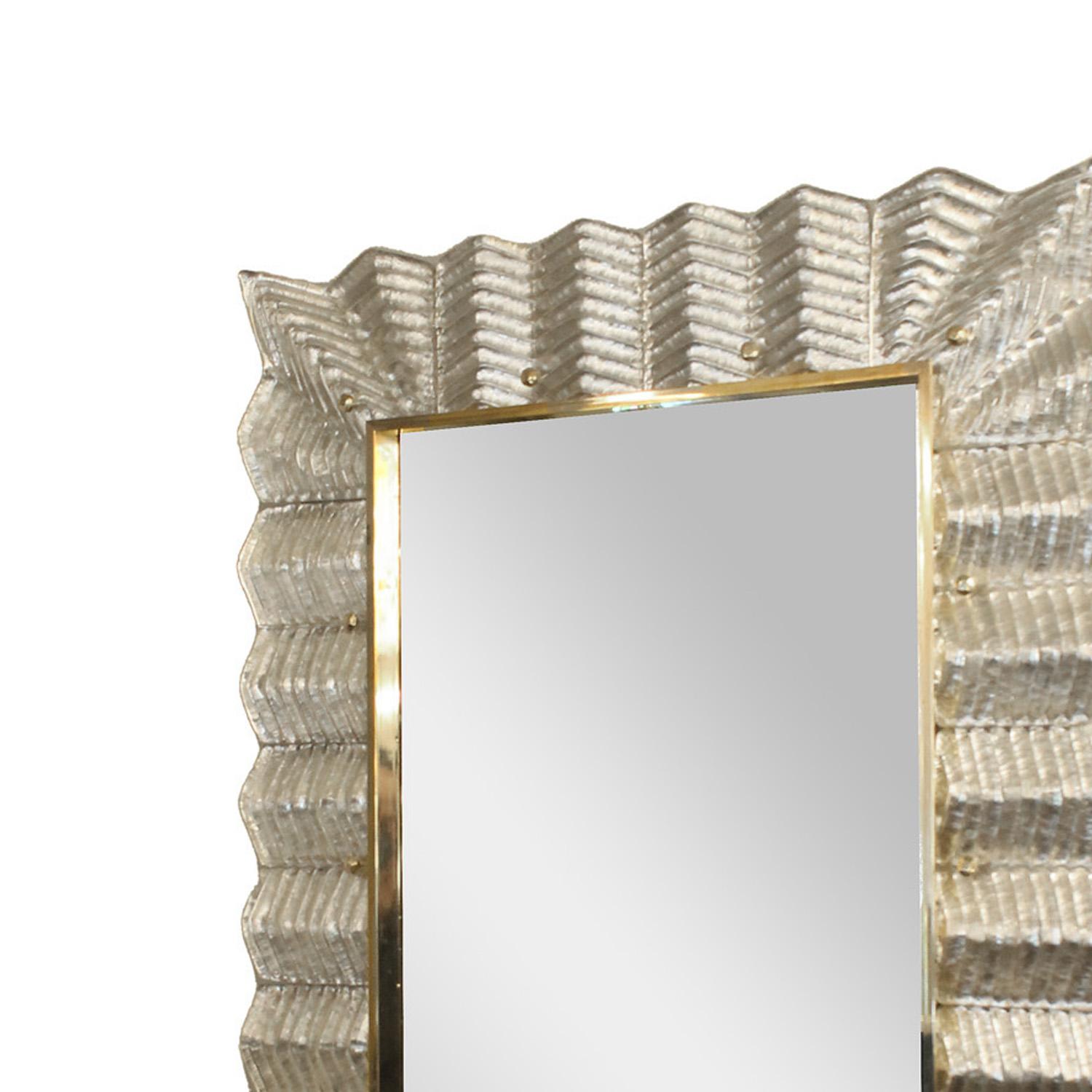 Italiano Specchio in vetro di Murano con motivo Chevron e foglie d'argento con dettagli in ottone in vendita