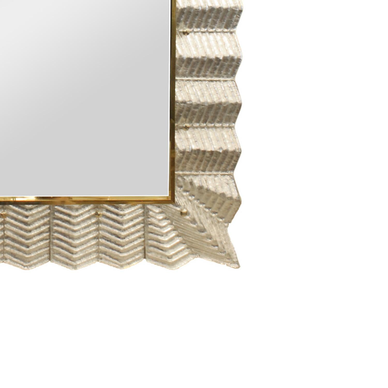 Fatto a mano Specchio in vetro di Murano con motivo Chevron e foglie d'argento con dettagli in ottone in vendita