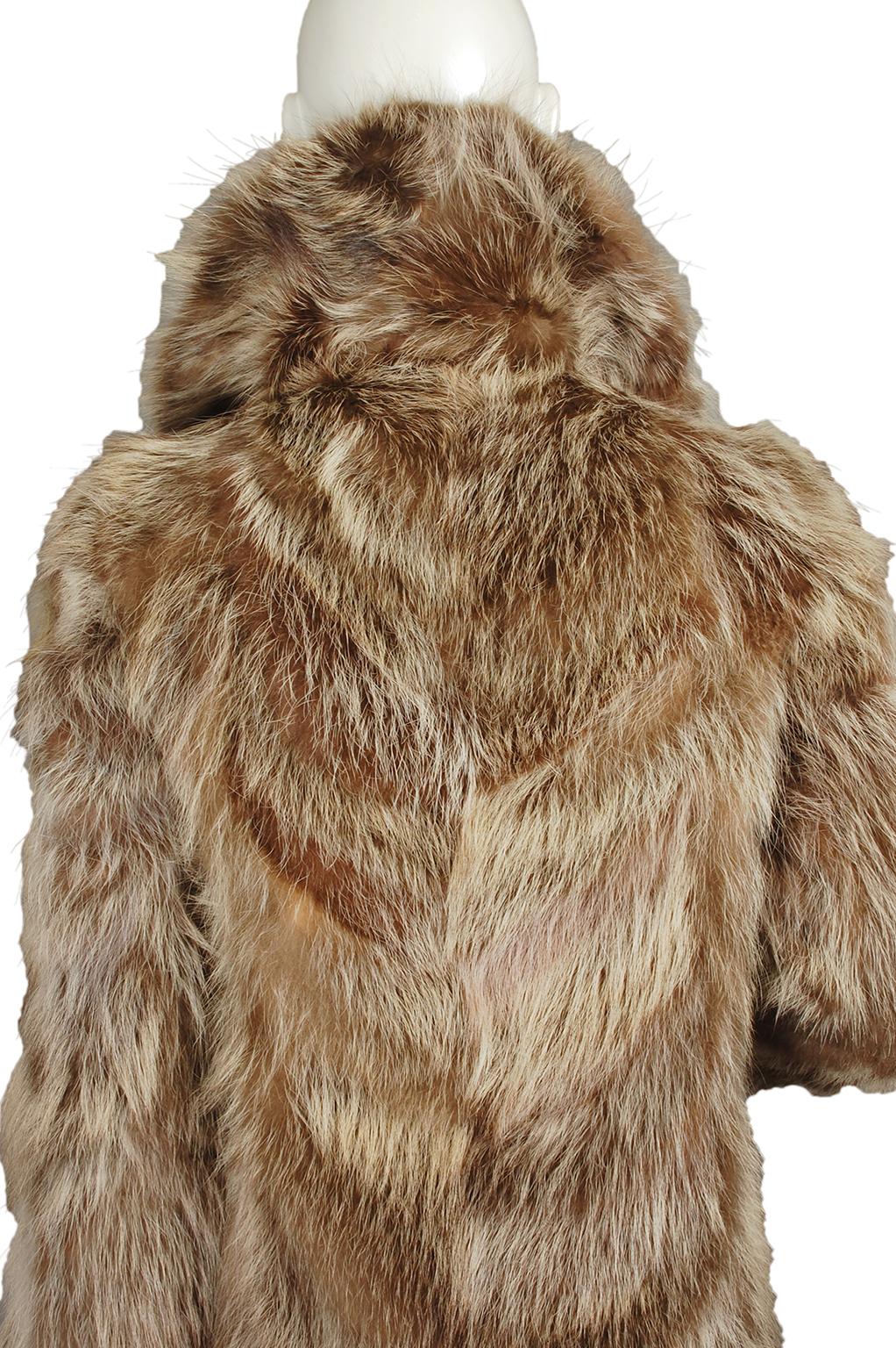 Chevron Pelt 3/4 Length Collegiate Raccoon Fur Homecoming Stadium Coat– S, 1970s In Good Condition For Sale In Tucson, AZ