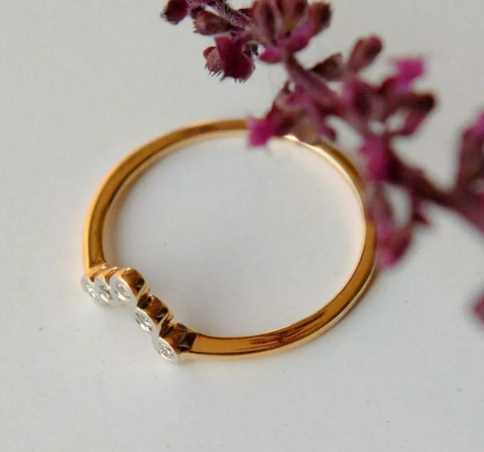 Round Cut Chevron Ring in 14k Gold and Diamond V Band Bezel Diamond Dainty For Sale