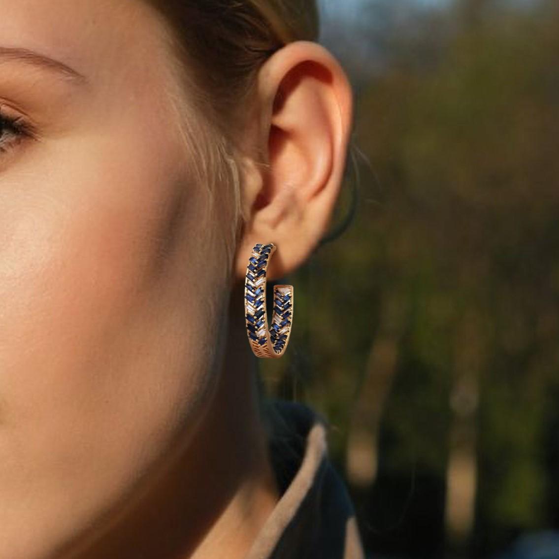 Rayonnez d'élégance avec les boucles d'oreilles Chevron saphir diamant en or jaune 14K, réalisées en or jaune 14K. Ces superbes anneaux présentent une combinaison de diamants baguettes et de saphir bleu, ajoutant un éclat subtil mais sophistiqué.