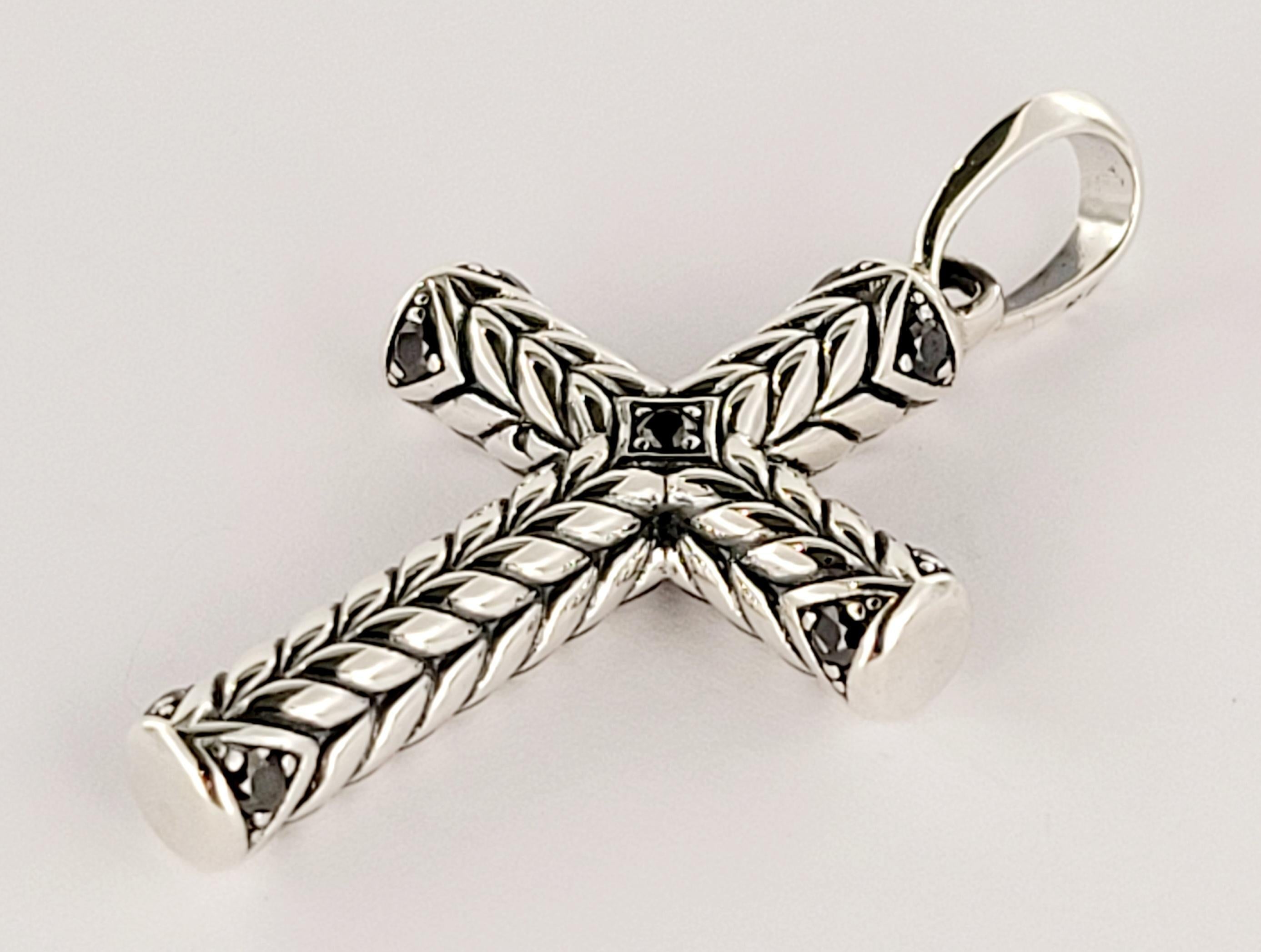 Ciondolo a forma di croce scolpita Chevron in argento sterling con diamanti neri In condizioni Nuovo in vendita a New York, NY