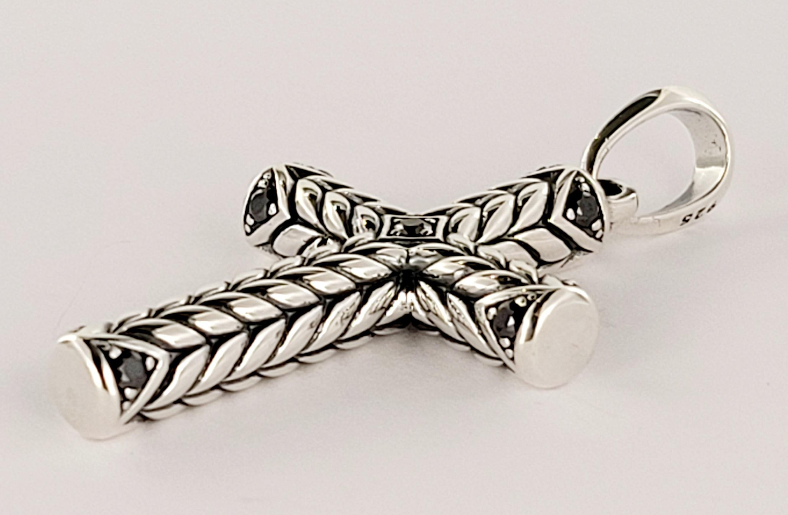 Uomo Ciondolo a forma di croce scolpita Chevron in argento sterling con diamanti neri in vendita