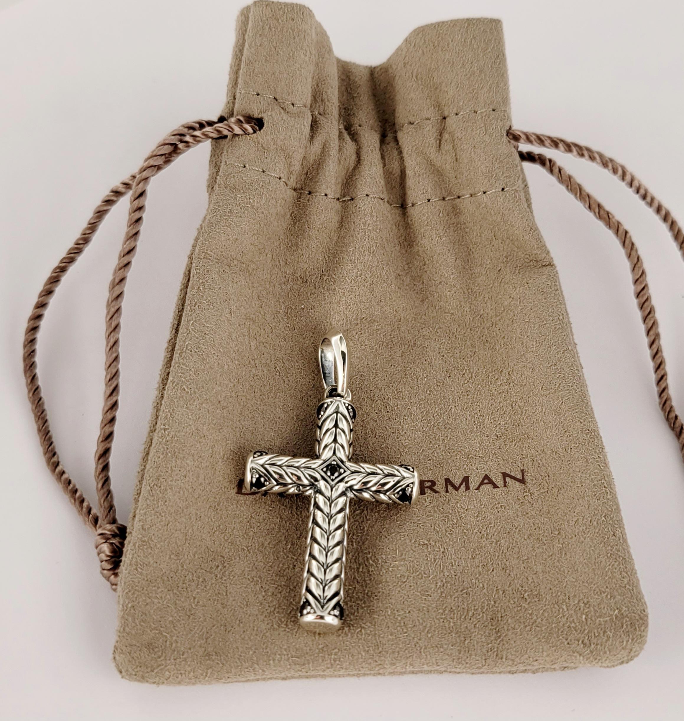 Ciondolo a forma di croce scolpita Chevron in argento sterling con diamanti neri in vendita 1