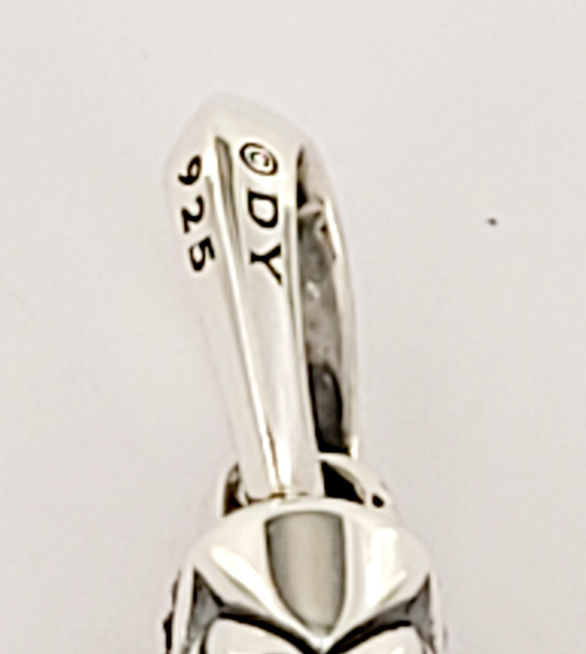 Ciondolo a forma di croce scolpita Chevron in argento sterling con diamanti neri in vendita 2