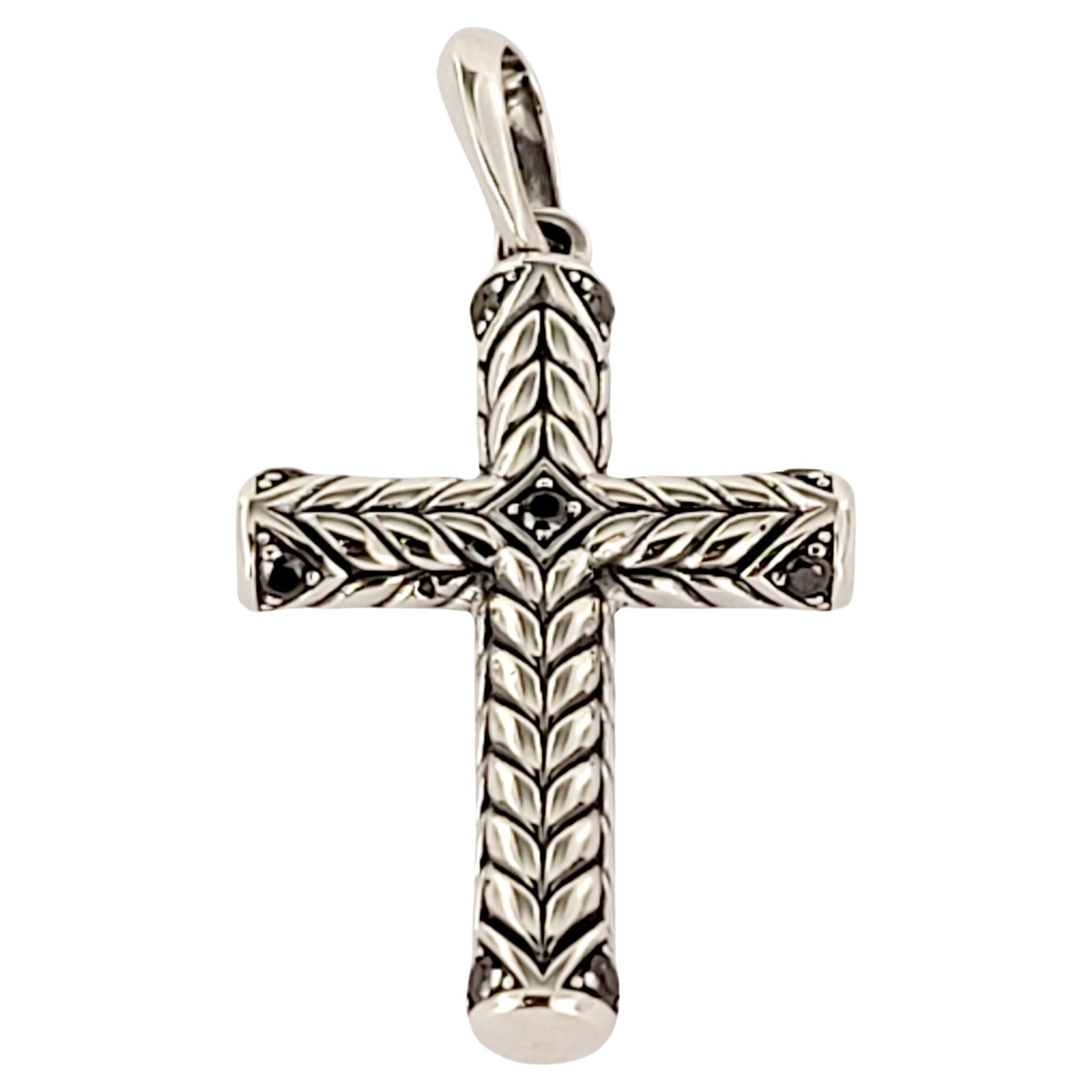 Pendentif croix sculpté à chevrons en argent sterling avec diamants noirs
