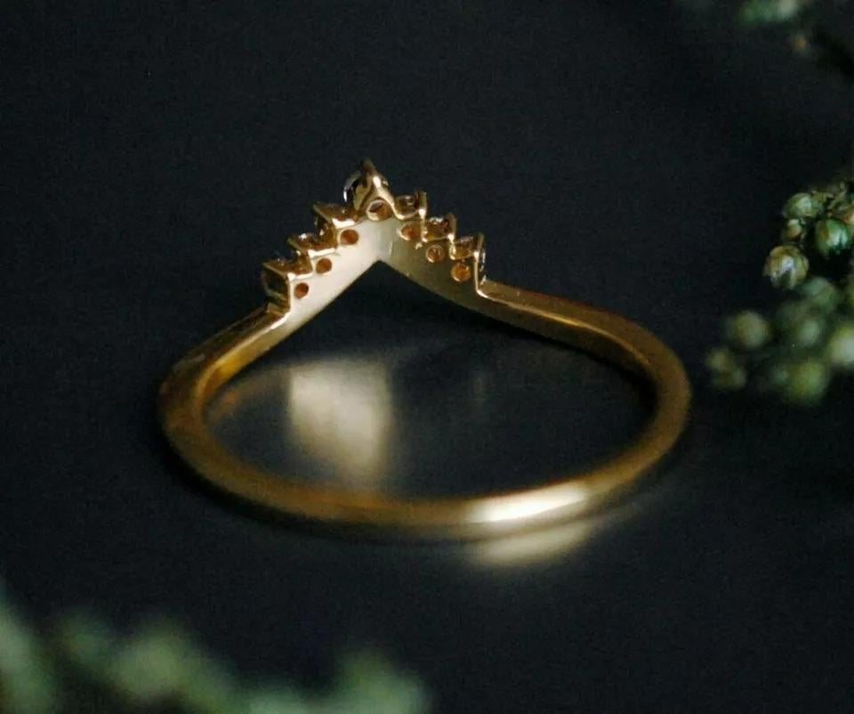 Round Cut Chevron Stackable in 14k Gold Natural Diamond Wedding Band Promise Ring For Sale