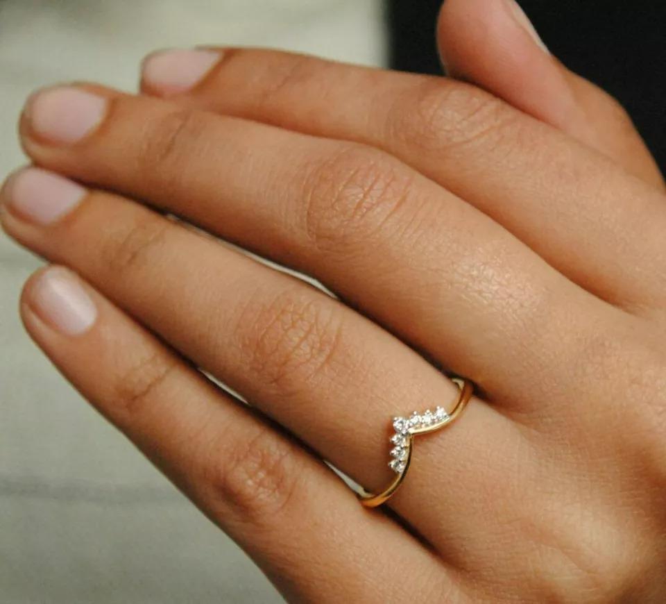 Chevron Stackable in 14k Gold Natural Diamond Wedding Band Promise Ring In New Condition For Sale In Chicago, IL