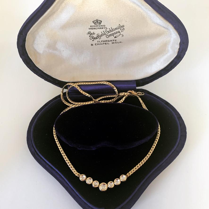Pendentif en or jaune 9 carats de style chevron avec diamants naturels Pour femmes en vente