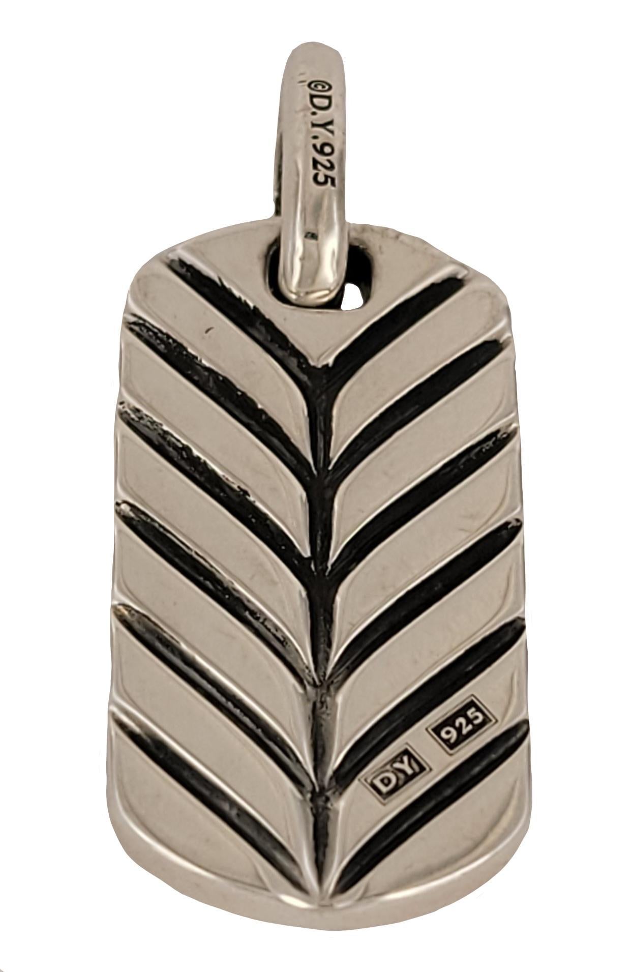 Marchio David Yurman
Collezione Chevron per uomo
Materiale Argento Sterling 925

Tag Dimension:
Lunghezza: 27,4 mm
Con cauzione: 35,6 mm
Larghezza: 14,3 mm
Spessore: 2,8 mm

Dimensione della cauzione:
Lunghezza: 11,4 mm
Larghezza: 2,2 mm
Genere: