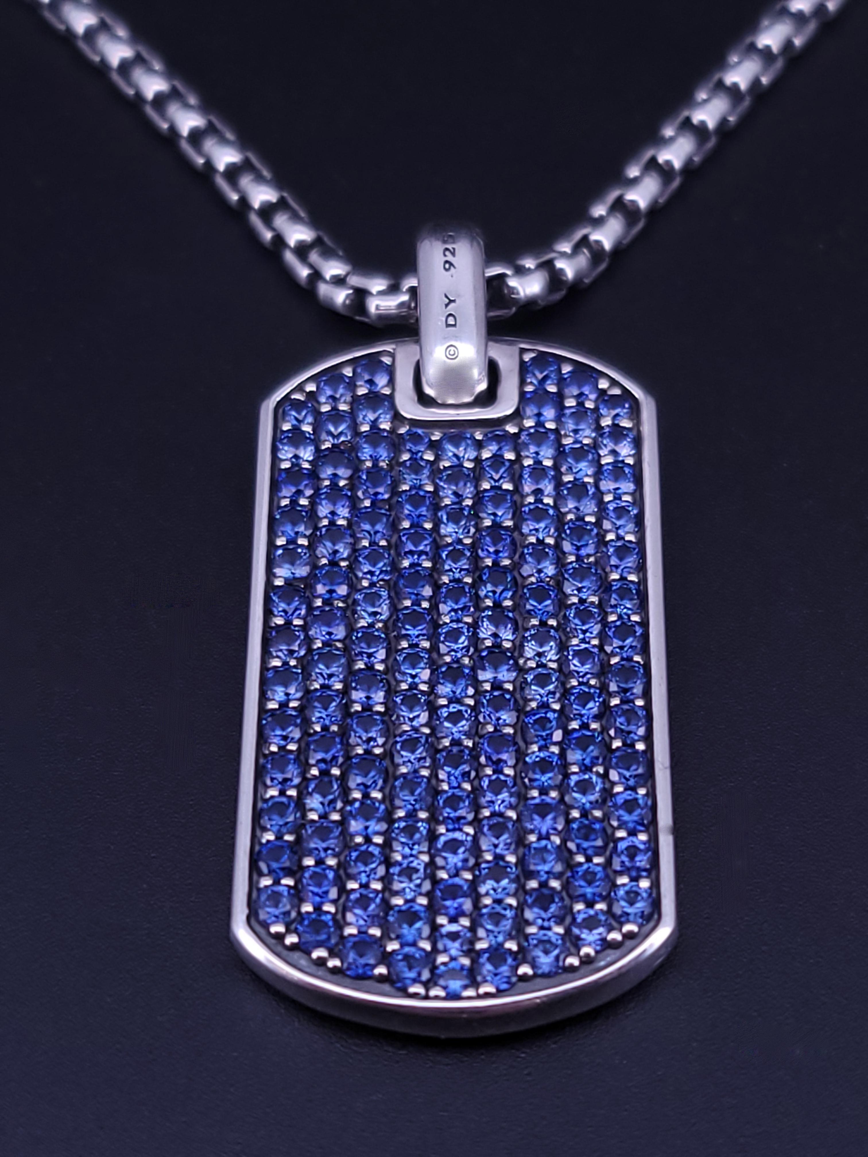 Una moderna medaglietta chevron realizzata in argento massiccio e progettata con linee architettoniche pulite.
Il ciondolo è caratterizzato da uno zaffiro blu vivo che aggiunge un tocco di colore audace e un'eleganza raffinata.
Perfetto per essere