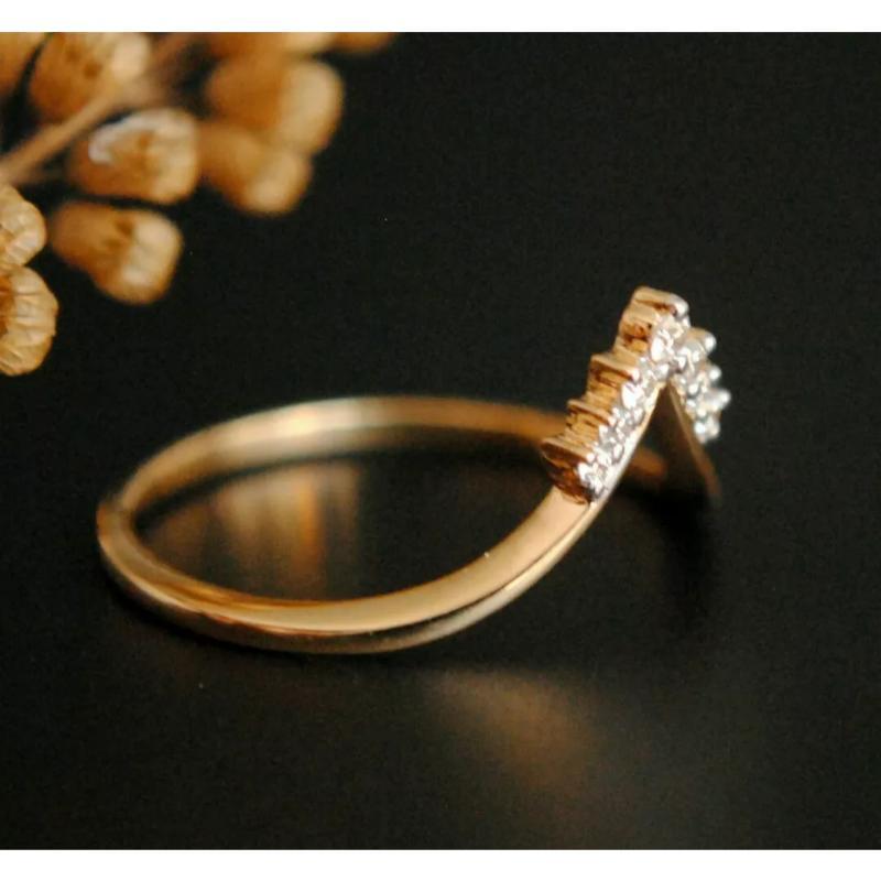 Chevron V-Ring 14K Gold Diamant Stapelbarer Ehering (Rundschliff) im Angebot