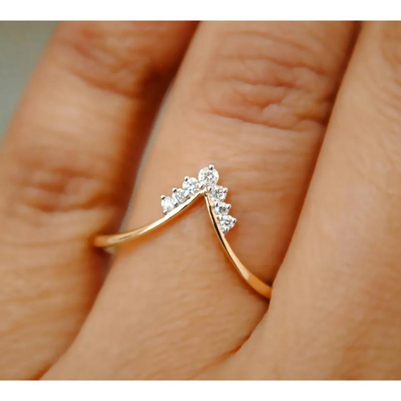 Chevron V-Ring 14K Gold Diamant Stapelbarer Ehering im Zustand „Neu“ im Angebot in Chicago, IL