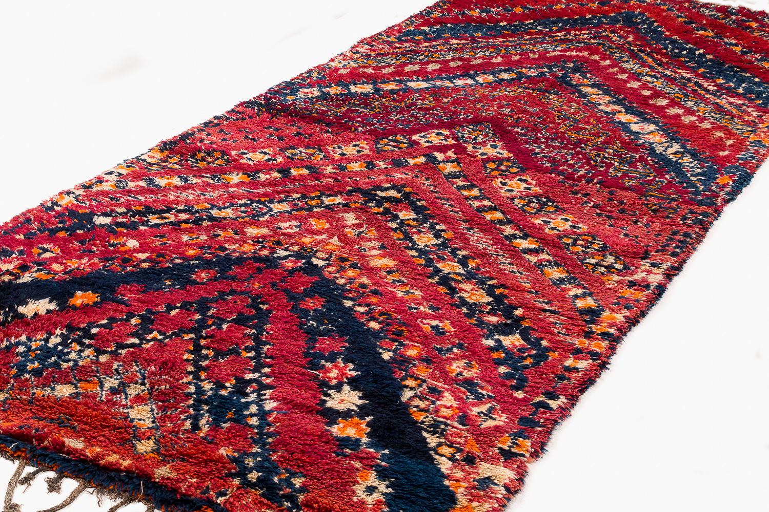 Mid-Century Modern Antiquités Beni Mguild Marocain Laine Shag Midcentury Vintage Chevron Area Rug en vente