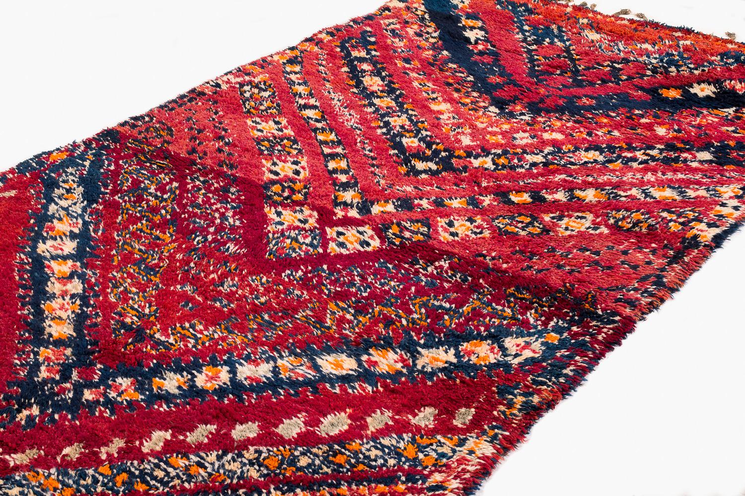 Tissé à la main Antiquités Beni Mguild Marocain Laine Shag Midcentury Vintage Chevron Area Rug en vente