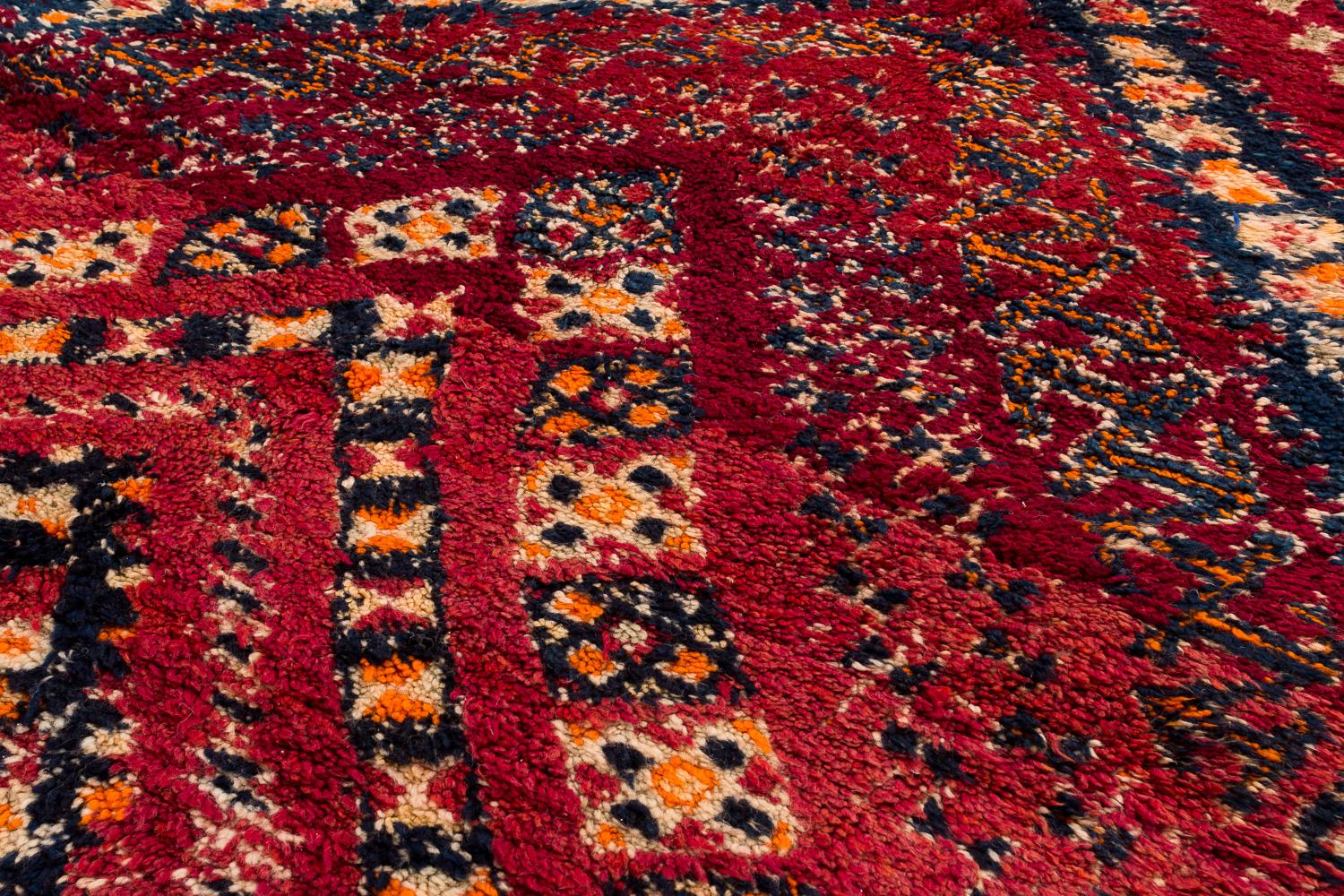 20ième siècle Antiquités Beni Mguild Marocain Laine Shag Midcentury Vintage Chevron Area Rug en vente