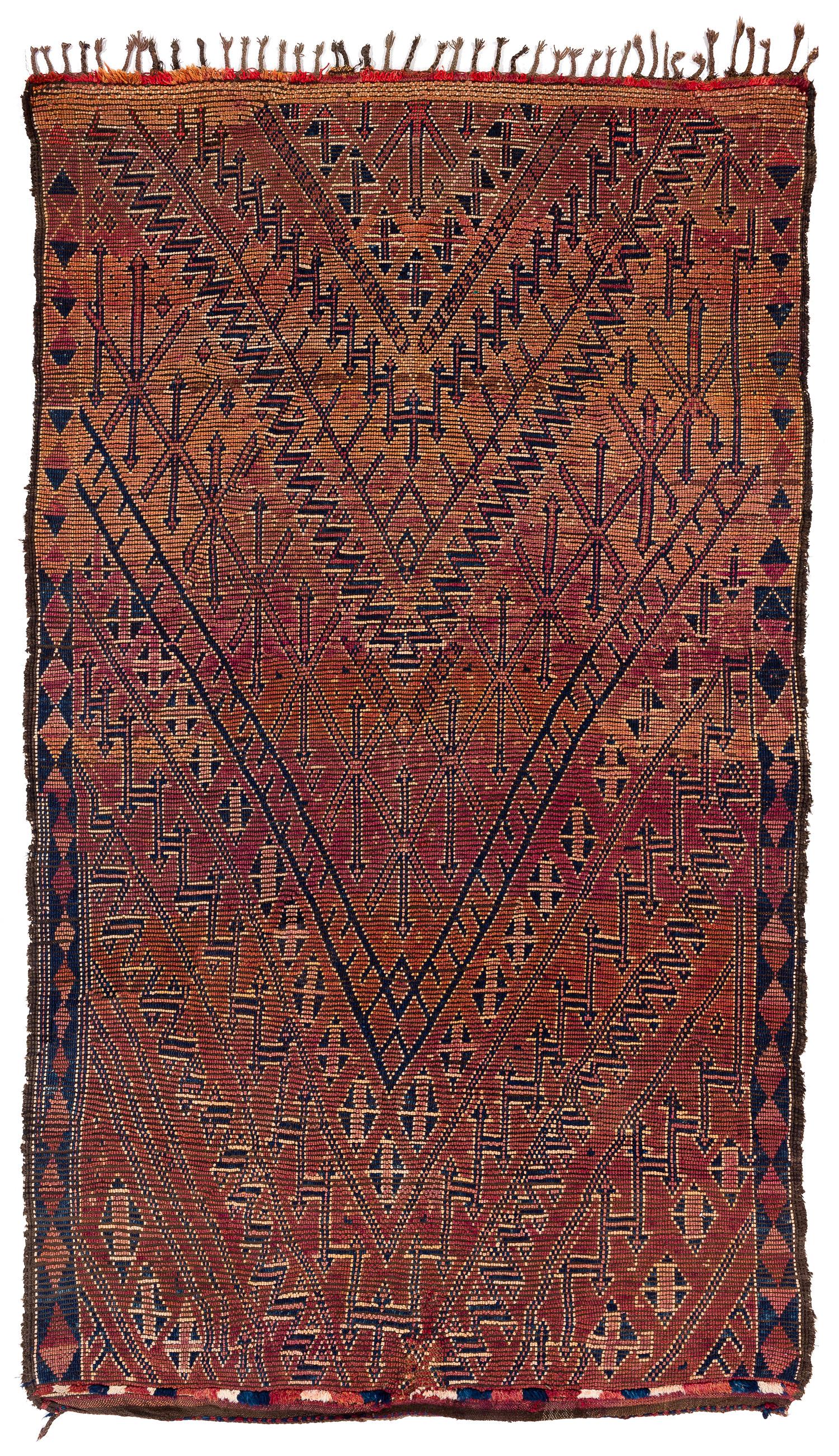 Ce tapis marocain vintage est en parfait état. Il est tissé avec une laine excellente et très brillante dans les tons rouge brûlé, orange et violet, avec une surface régulière et assez élégante. Un autre grand Beni Mguild classique avec un âge et