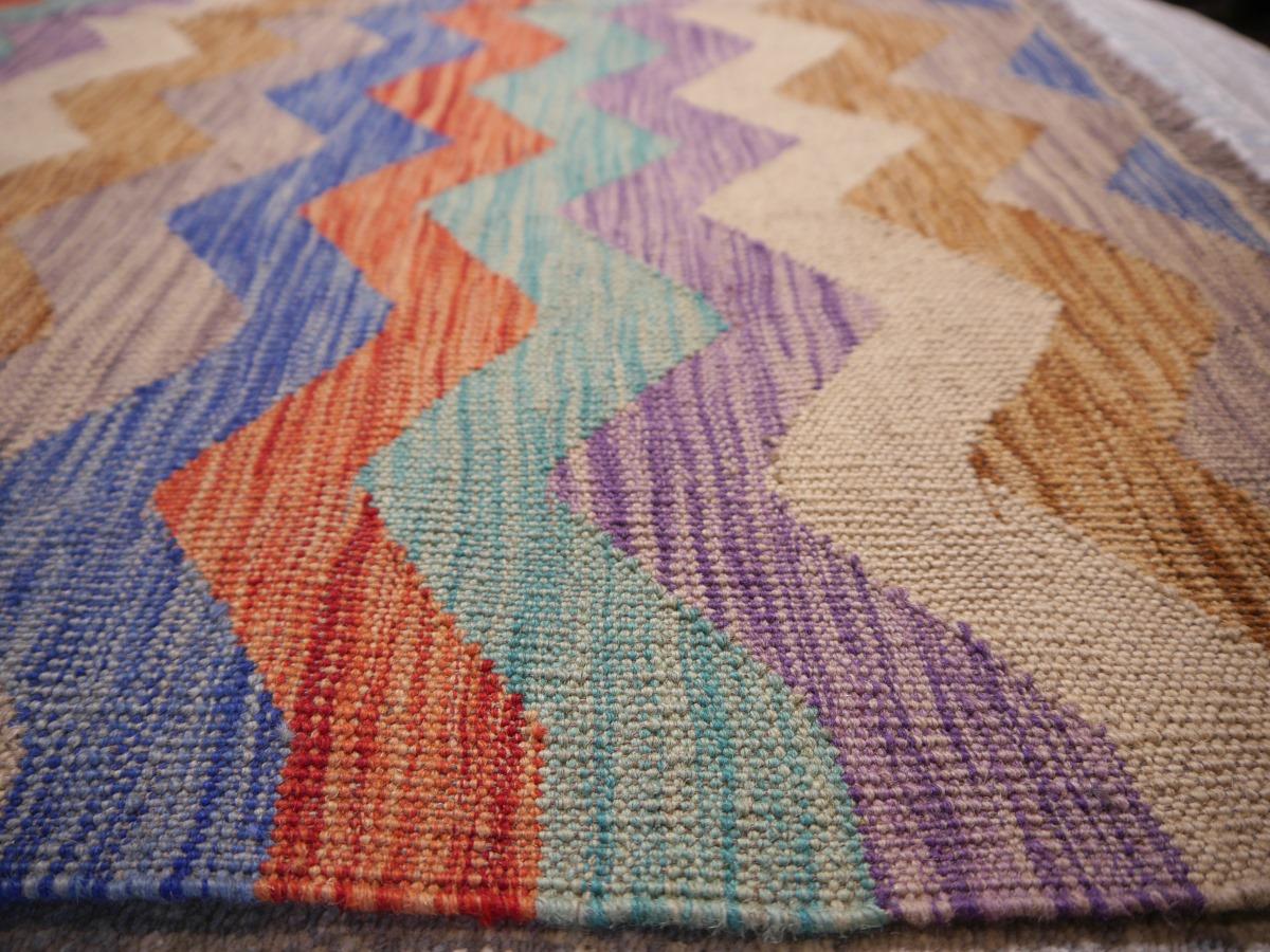 Bambus-Kelim-Teppich Chevron Zickzack-Design mit natürlicher, organisch gefärbter Wolle flach handgewebt (Stammeskunst) im Angebot