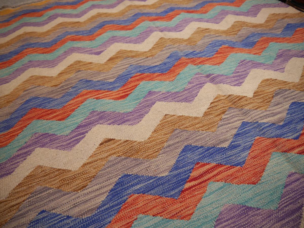 Bambus-Kelim-Teppich Chevron Zickzack-Design mit natürlicher, organisch gefärbter Wolle flach handgewebt (Afghanisch) im Angebot