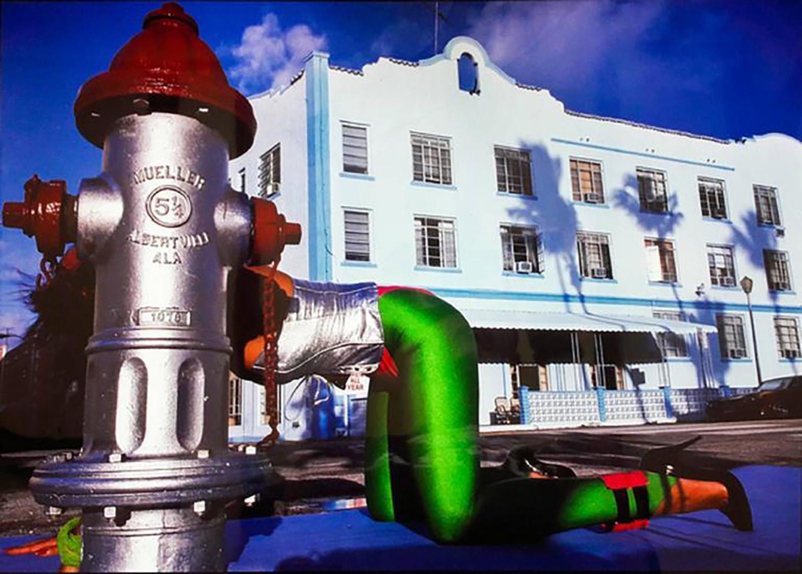 EP 96, Miami Beach, Ocean Drive (Violett), Figurative Photograph, von Cheyco Leidmann