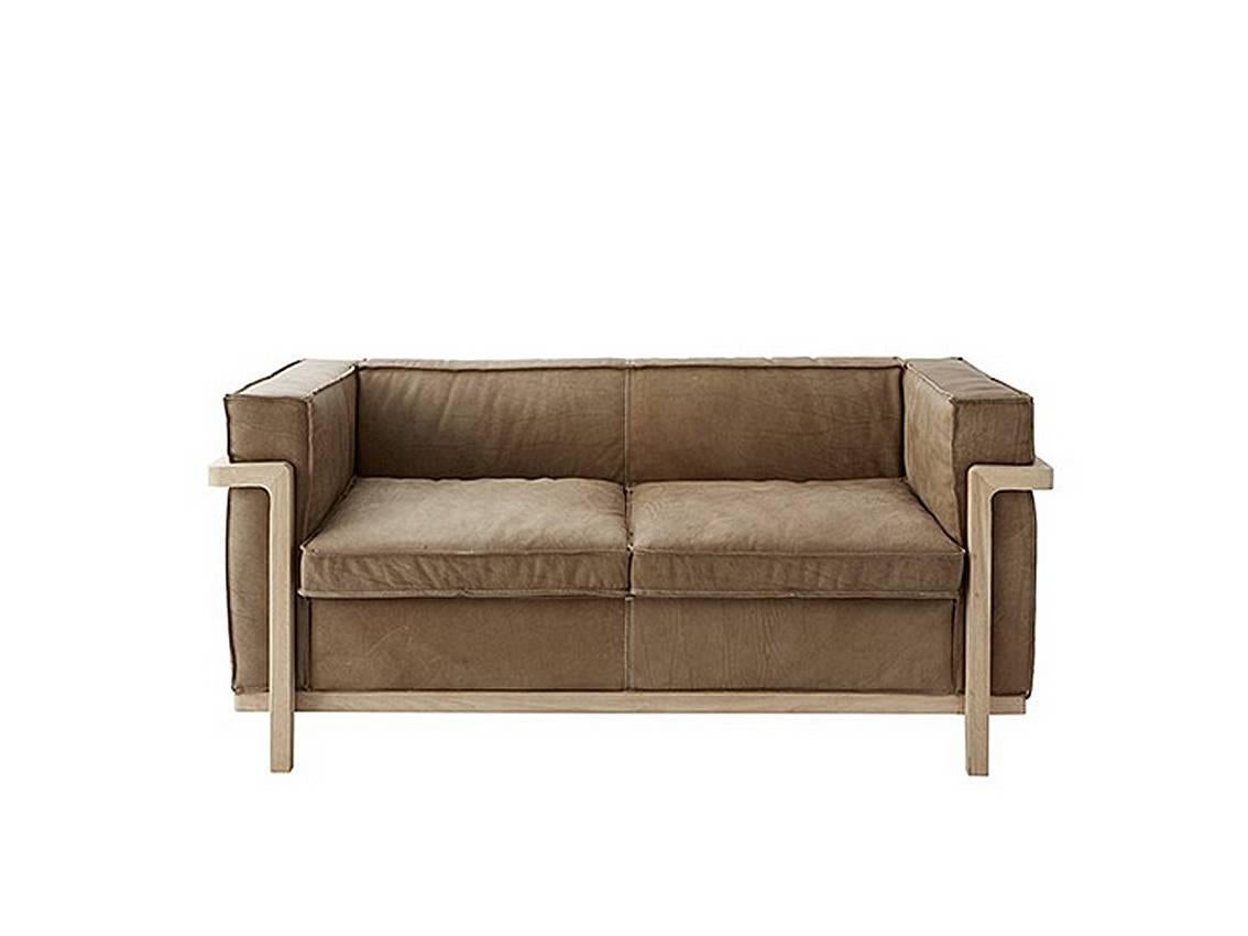 Sofa Cheyenne with structure in solid oak. Upholstered
and covered with genuine leather. Two-seat sofa.
Also available in 16 finishes on request.
       
